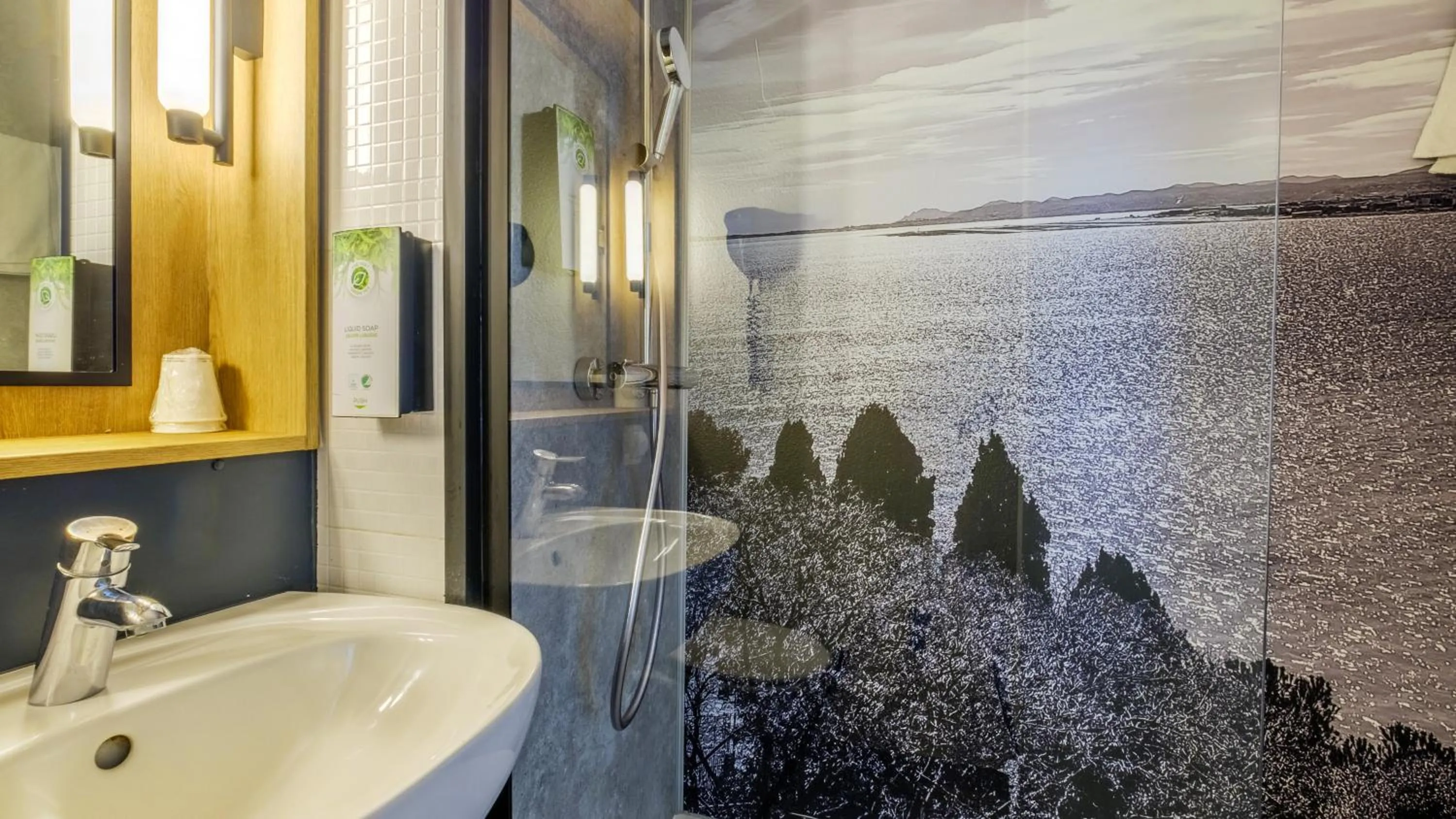 Bathroom in Campanile PRIME - Nice Airport