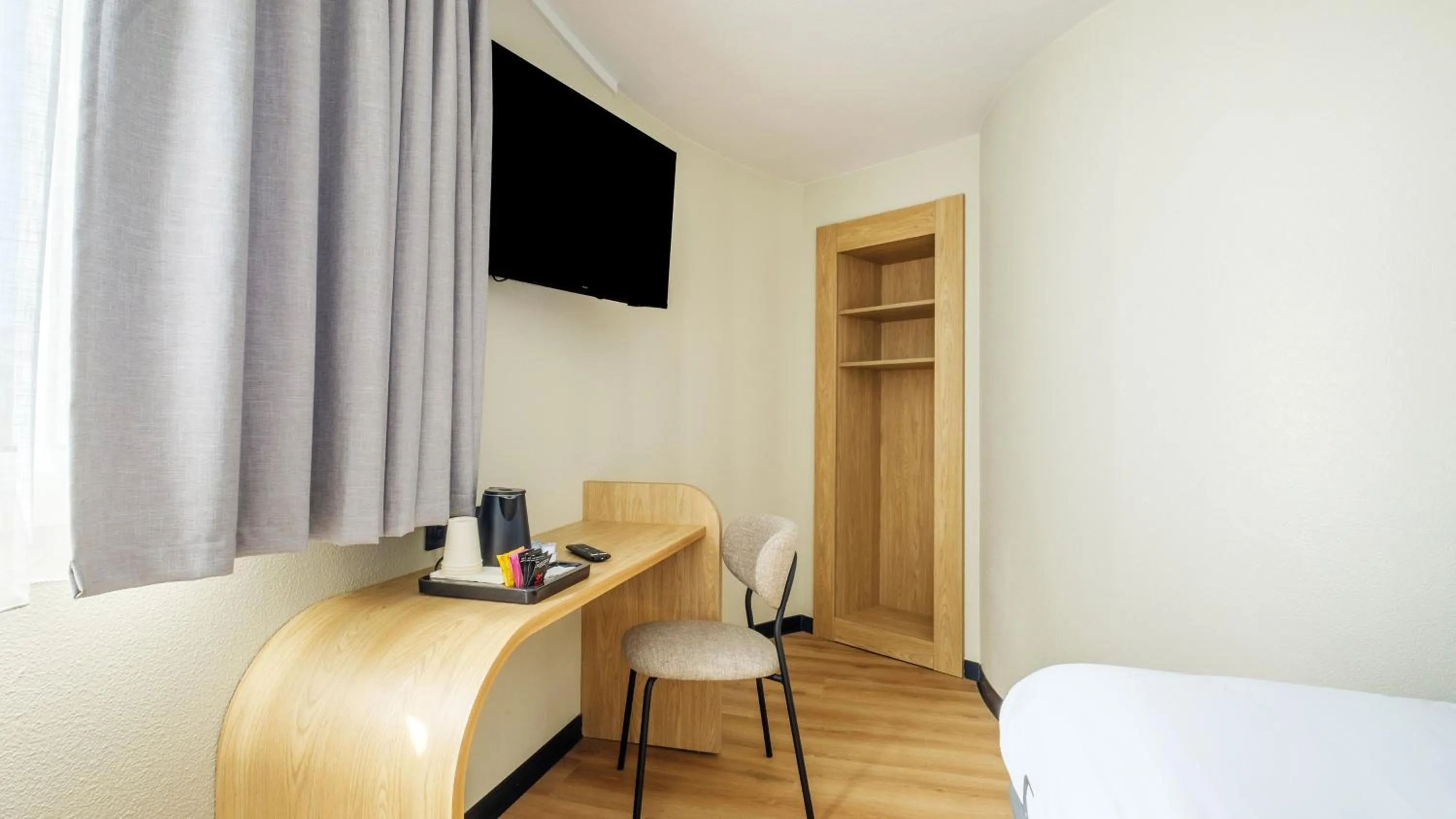 wardrobe, Bed in Campanile PRIME - Nice Airport