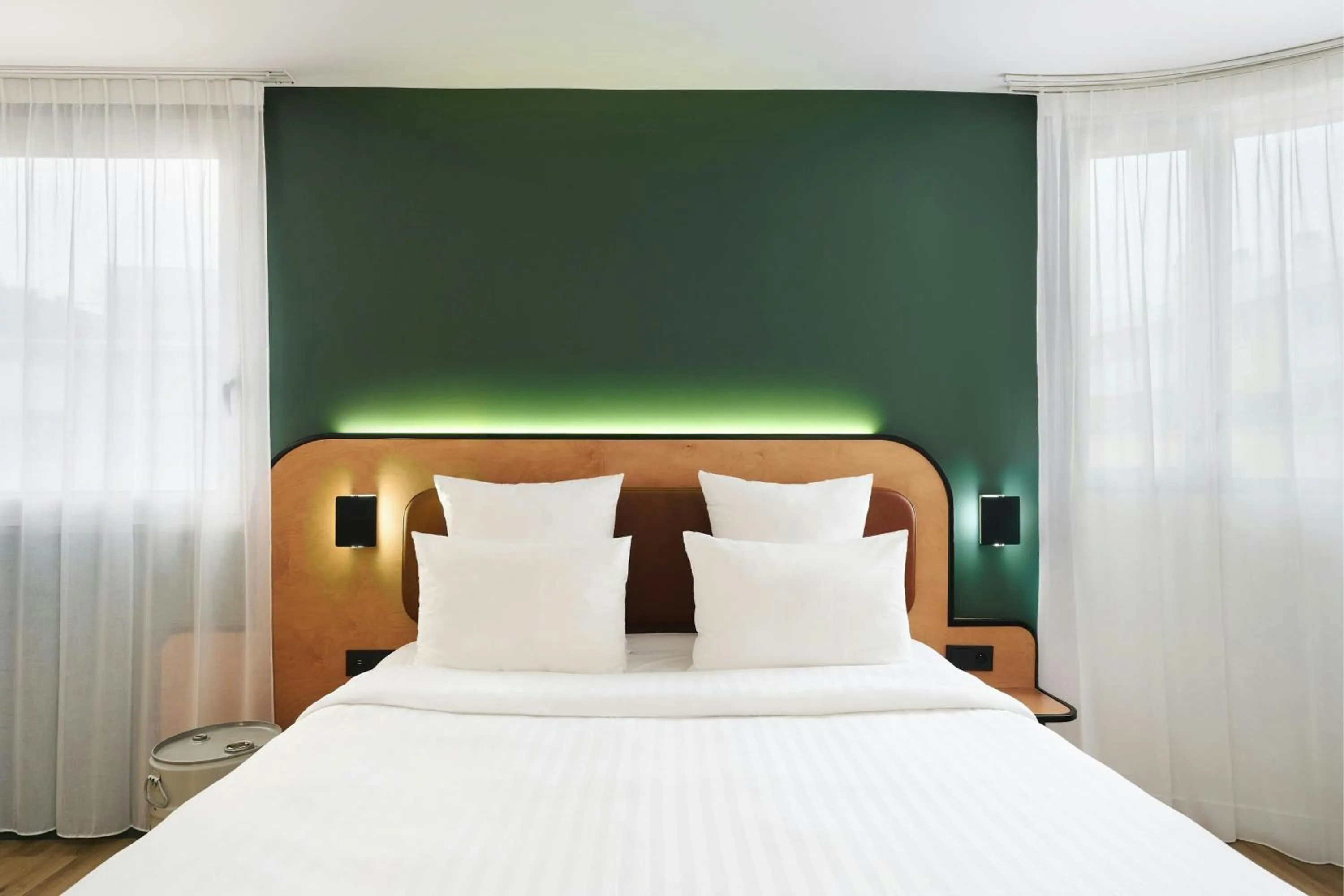 Photo of the whole room, Bed in Moxy Paris Bastille