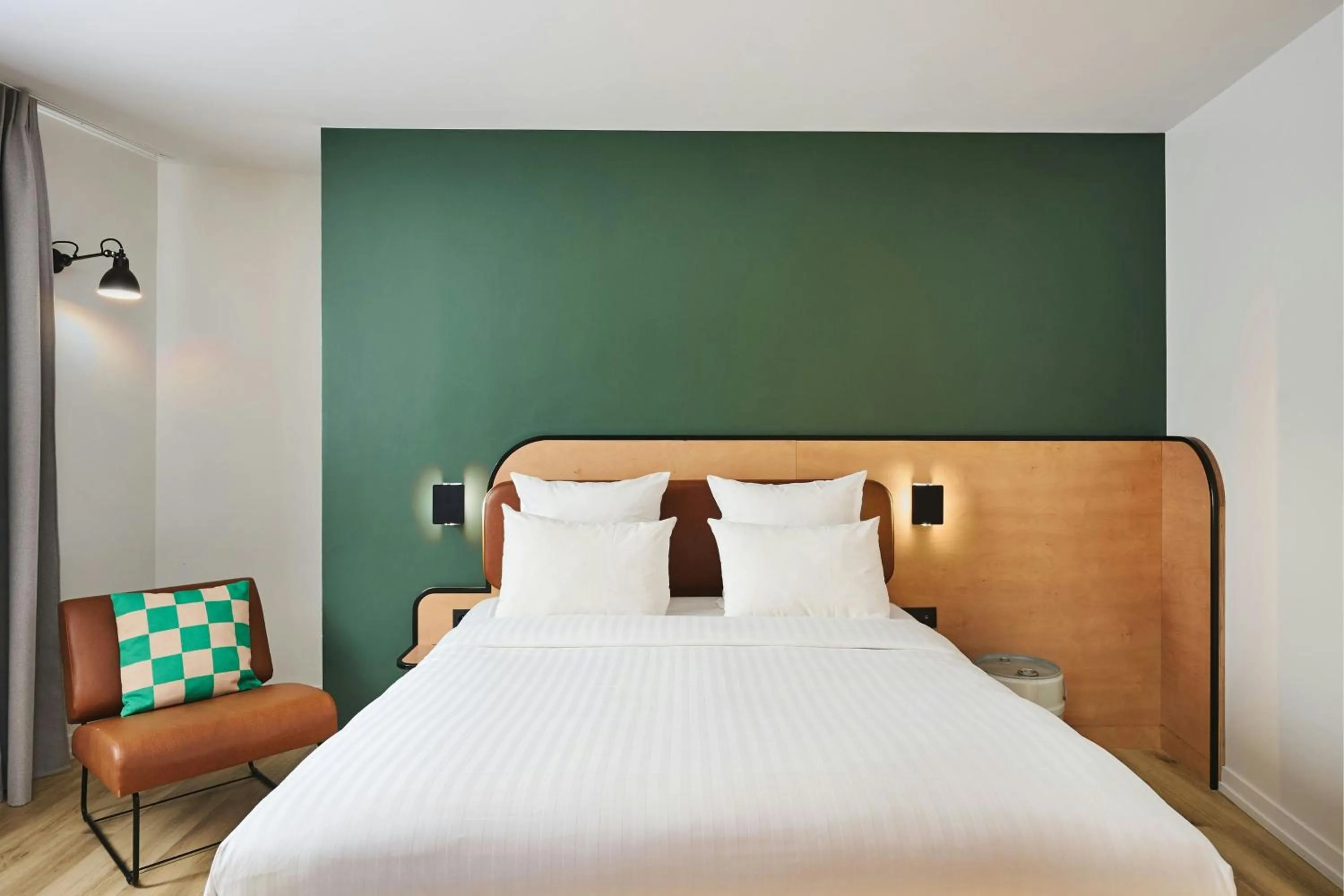Photo of the whole room, Bed in Moxy Paris Bastille