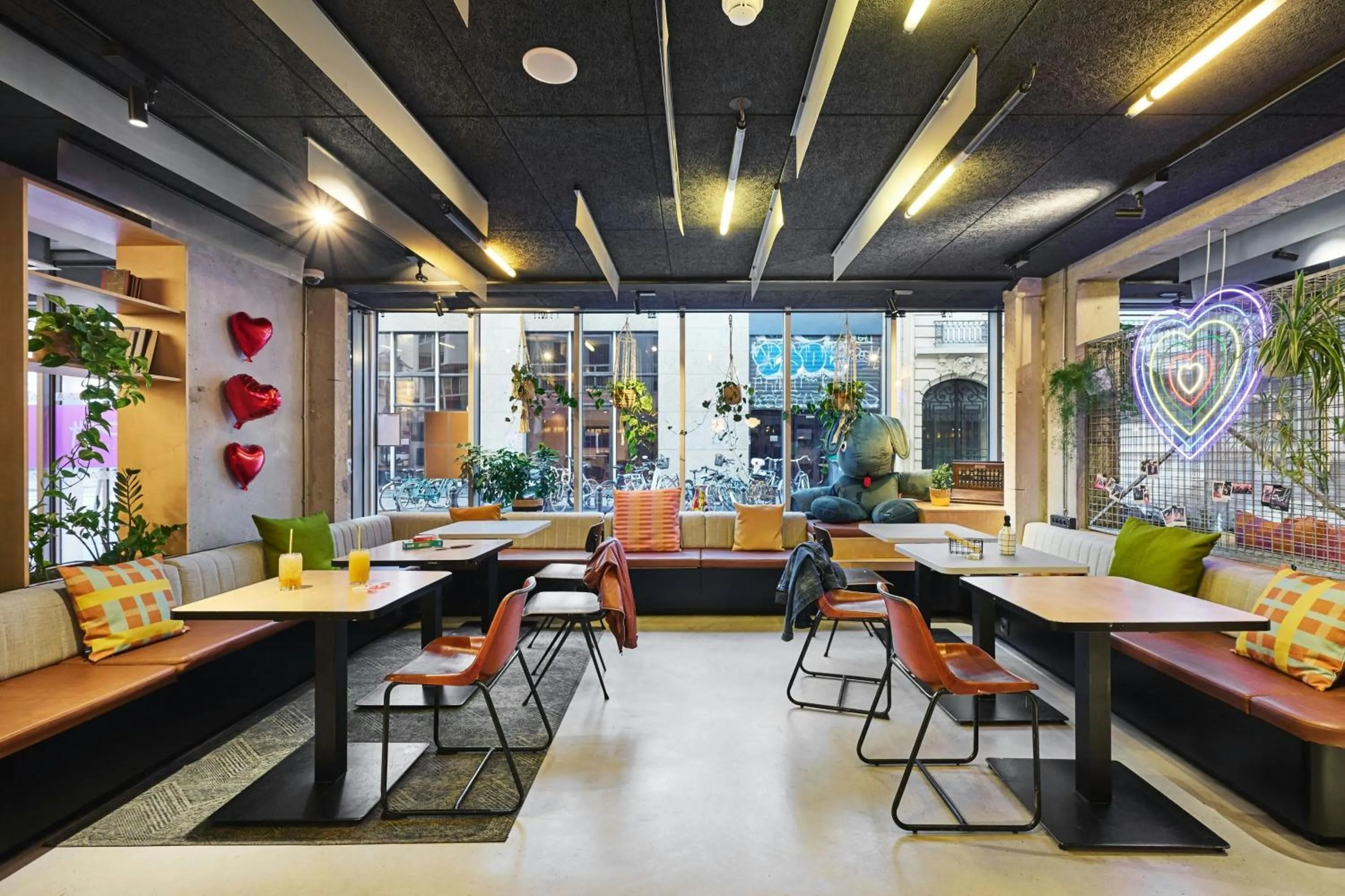 Lobby or reception in Moxy Paris Bastille