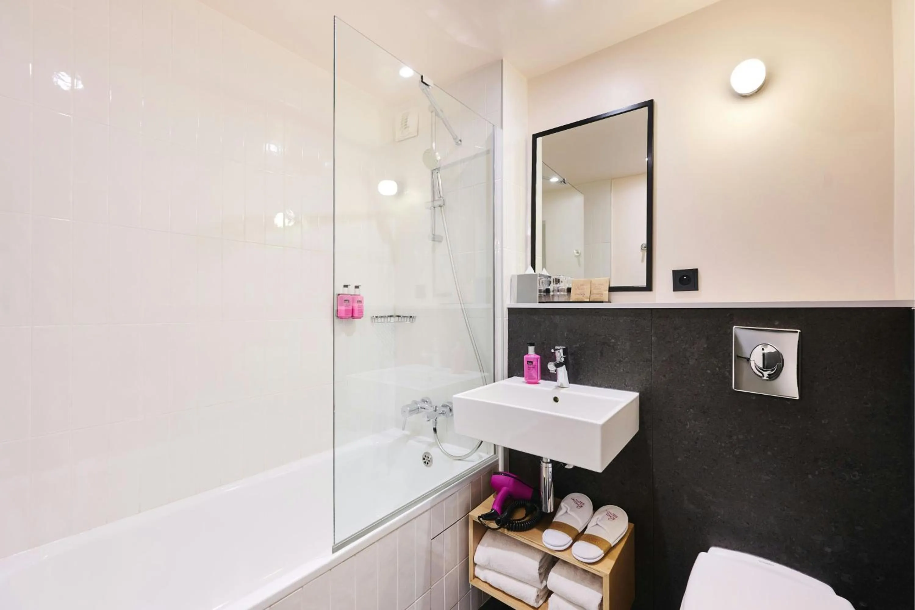 Bathroom in Moxy Paris Bastille