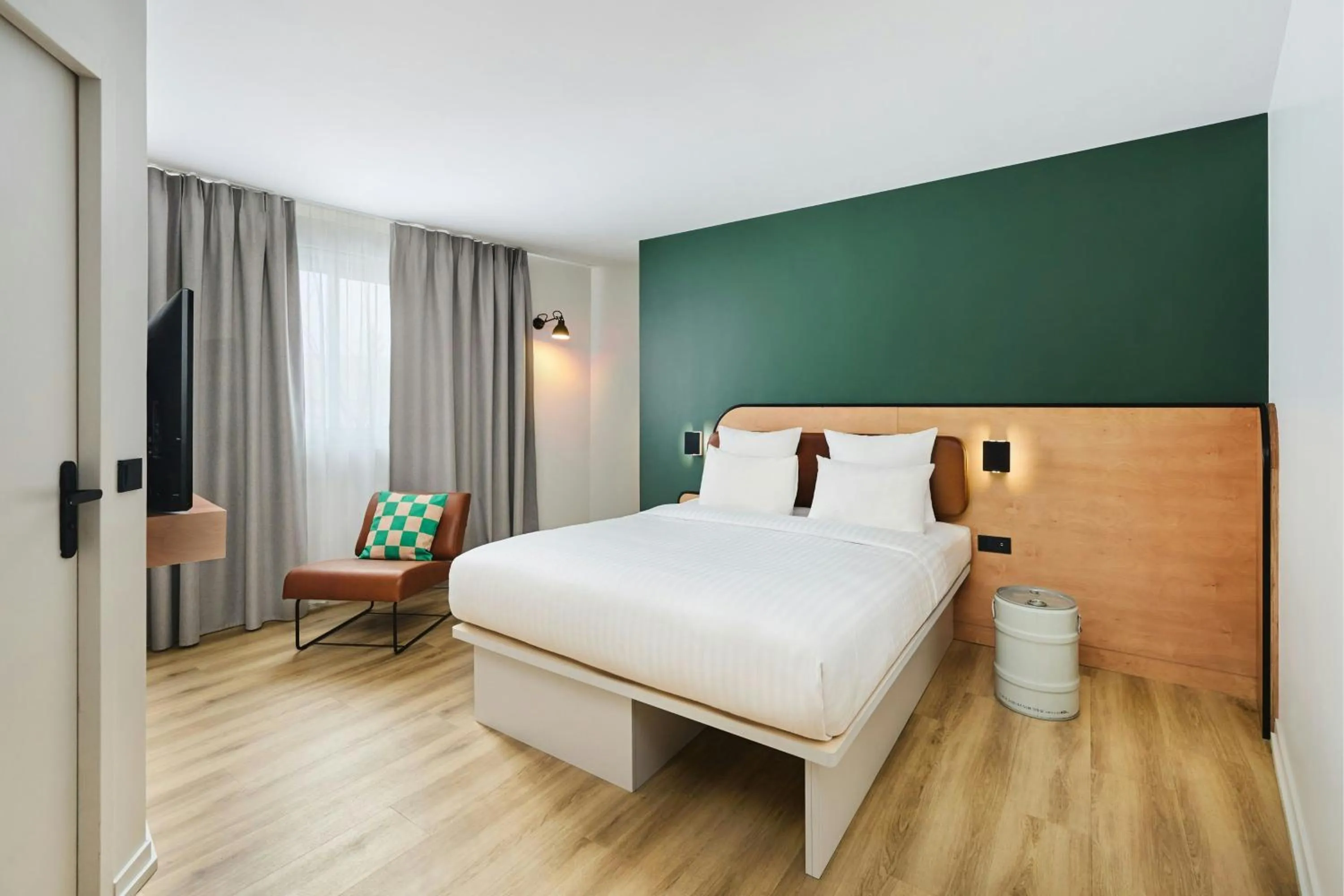 Photo of the whole room, Bed in Moxy Paris Bastille
