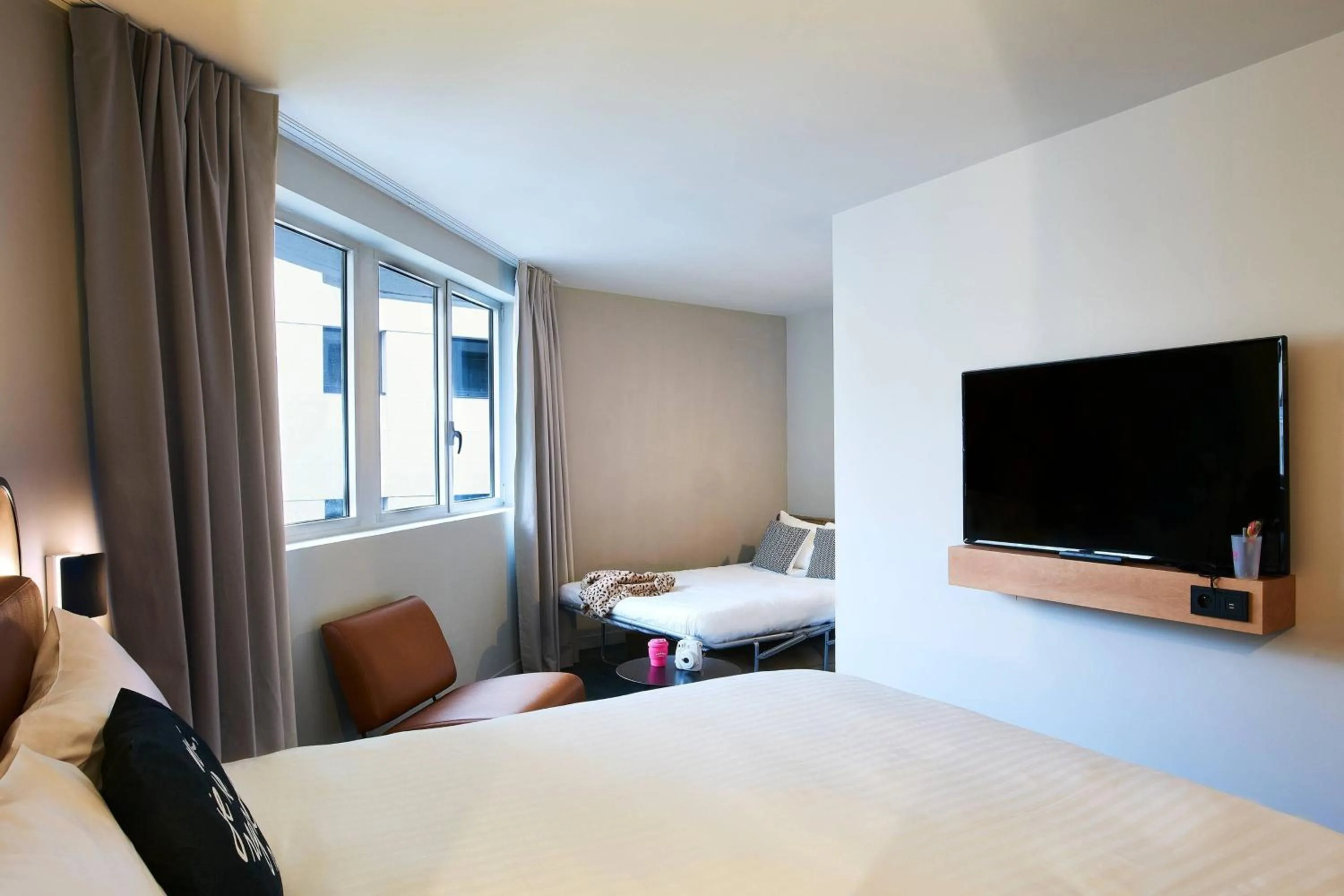Photo of the whole room, Bed in Moxy Paris Bastille