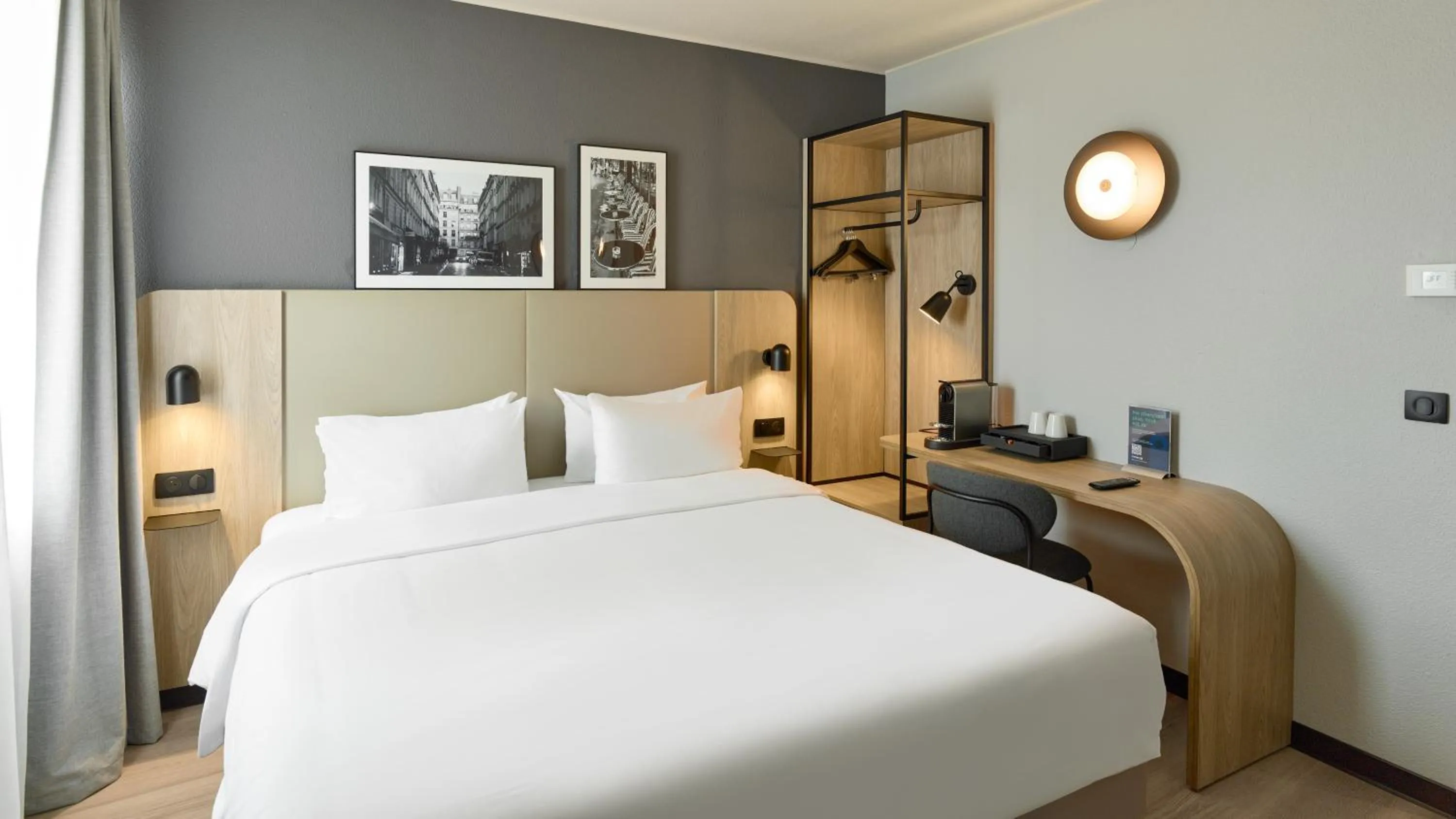 Photo of the whole room, Bed in Campanile PRIME - Paris Levallois-Perret