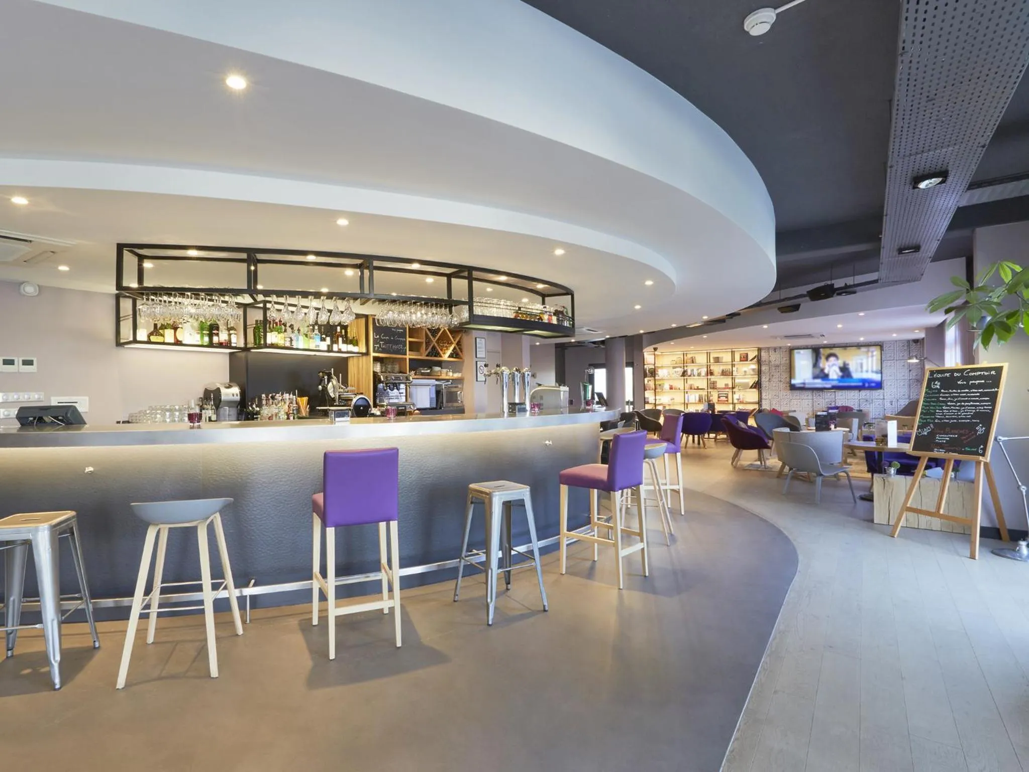 Lounge or bar in Kyriad Le Blanc-Mesnil