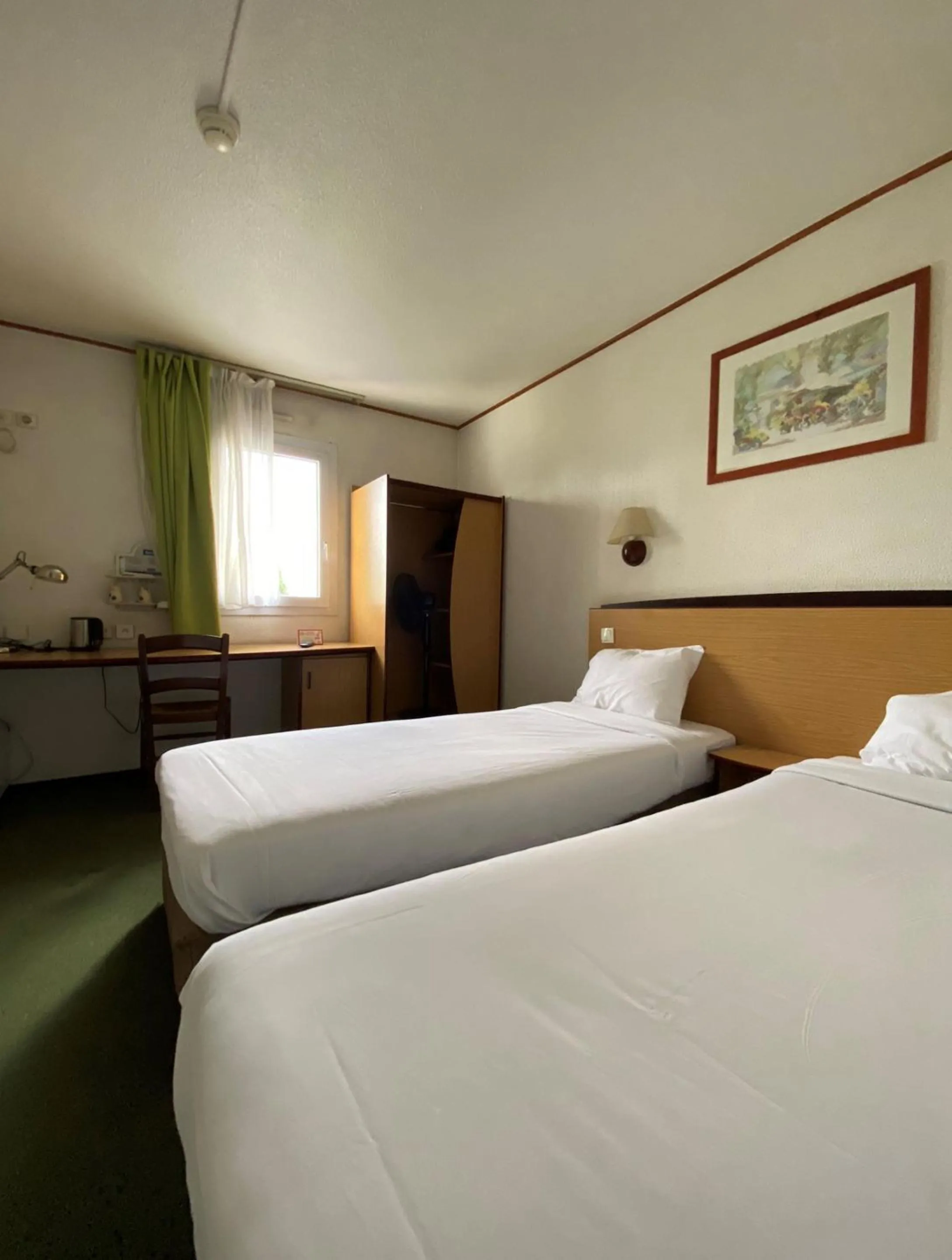 Twin Room in Kyriad Le Blanc-Mesnil