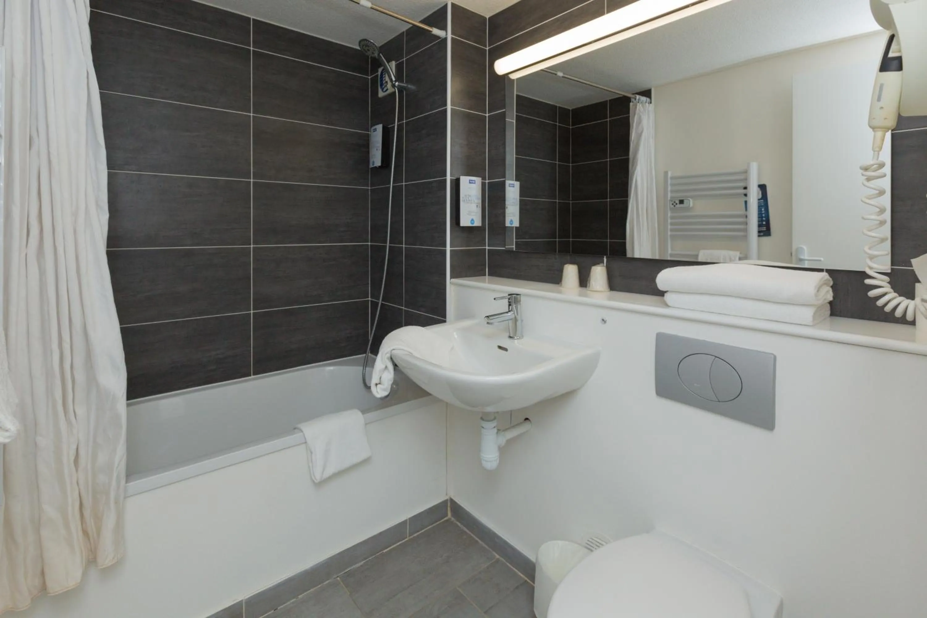 Bathroom in Kyriad Chantilly Sud - Luzarches