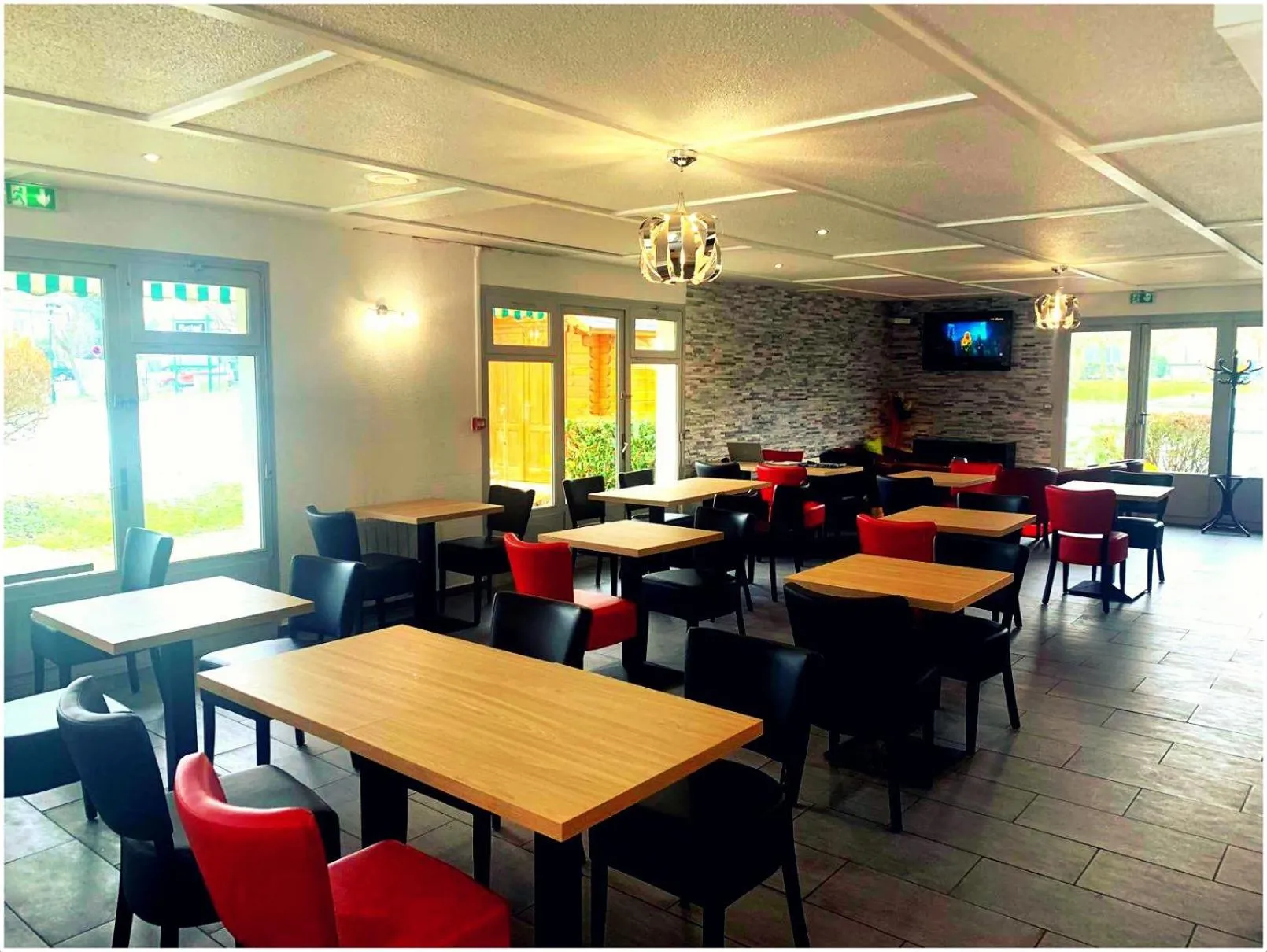 Communal lounge/ TV room in Kyriad Chantilly Sud - Luzarches