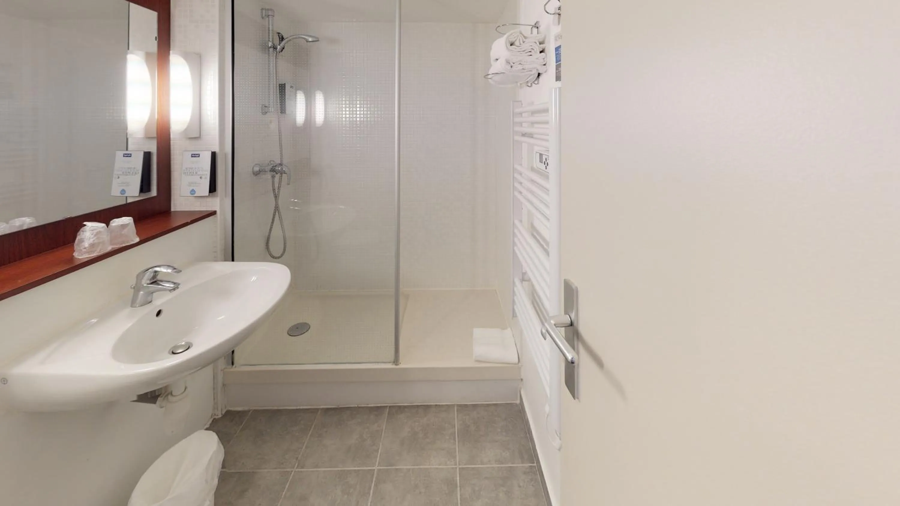 Shower in Kyriad Chantilly Sud - Luzarches