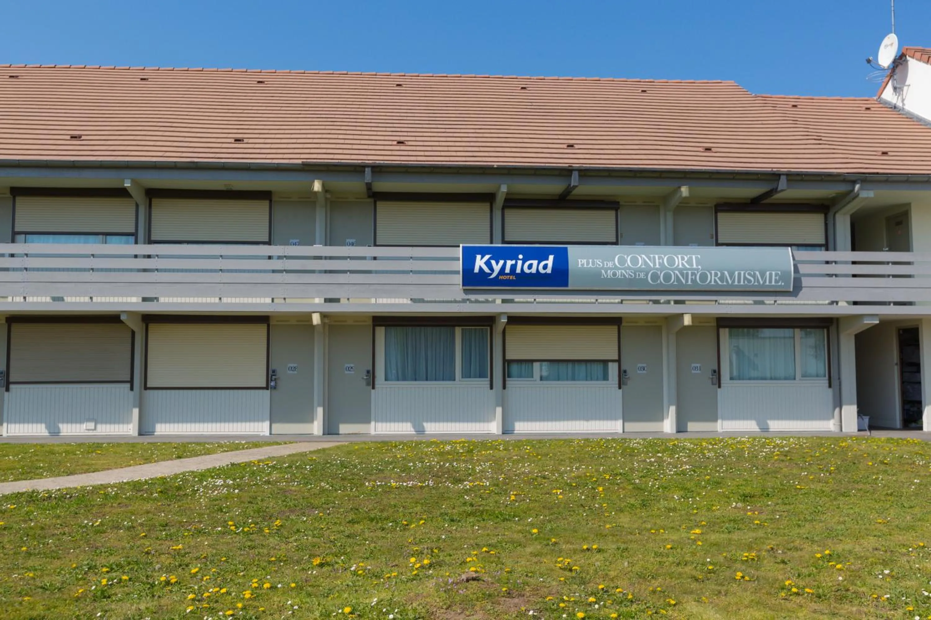 Property building in Kyriad Chantilly Sud - Luzarches