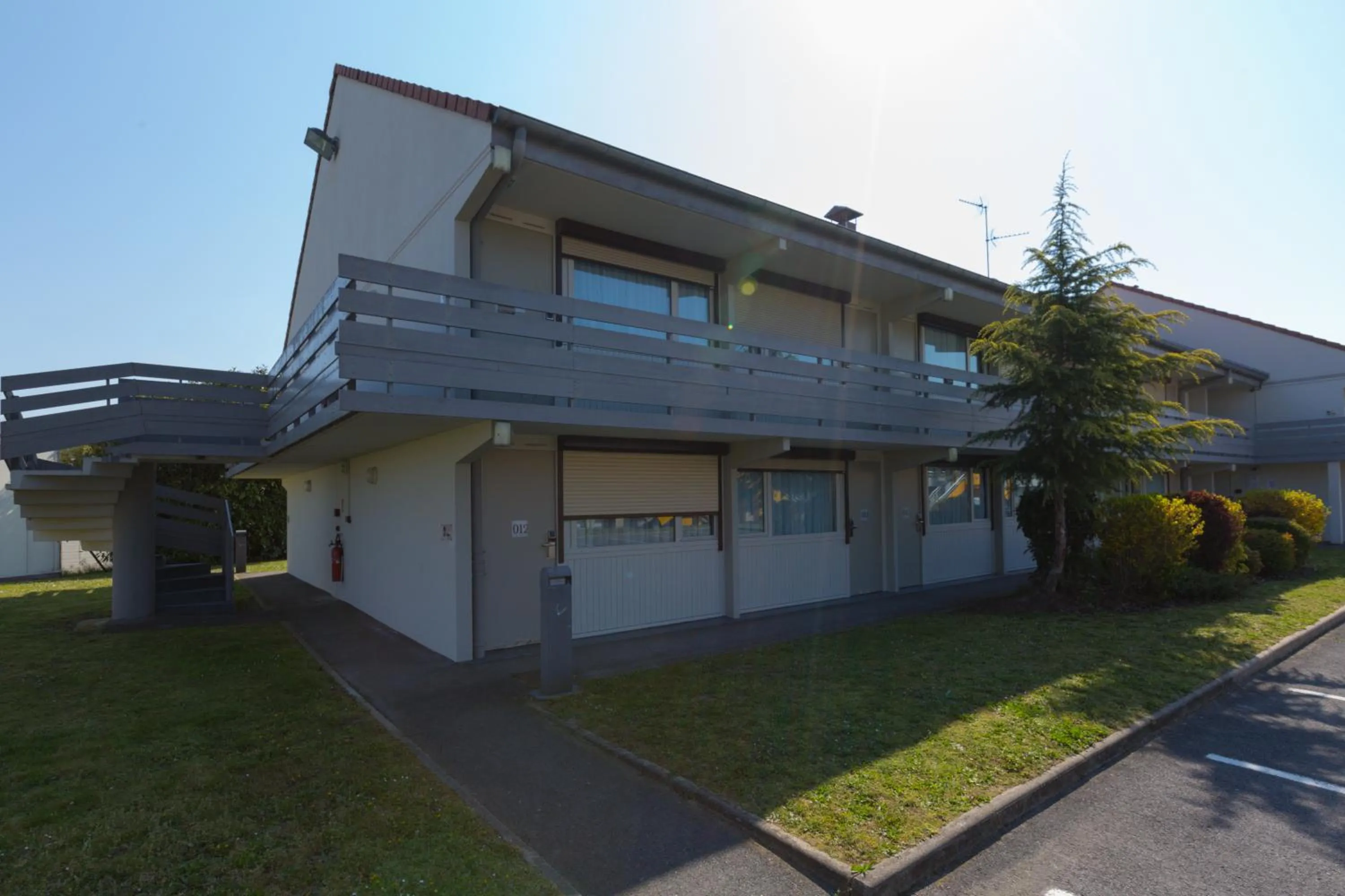 Property building in Kyriad Chantilly Sud - Luzarches