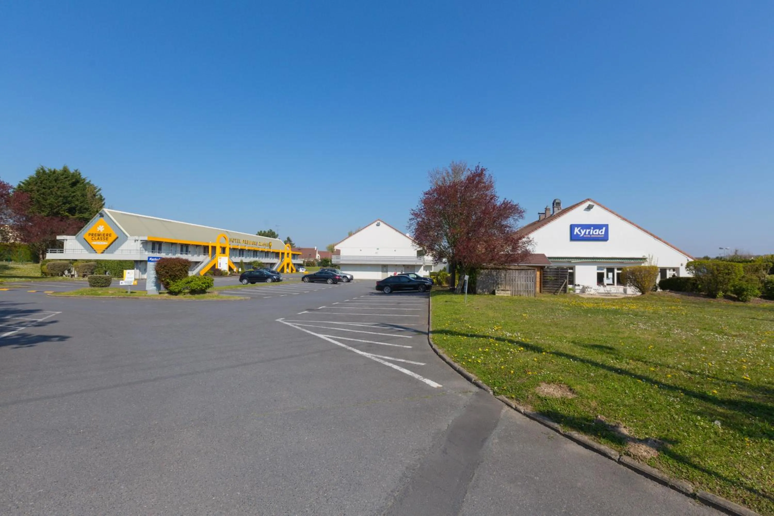 Property logo or sign in Kyriad Chantilly Sud - Luzarches