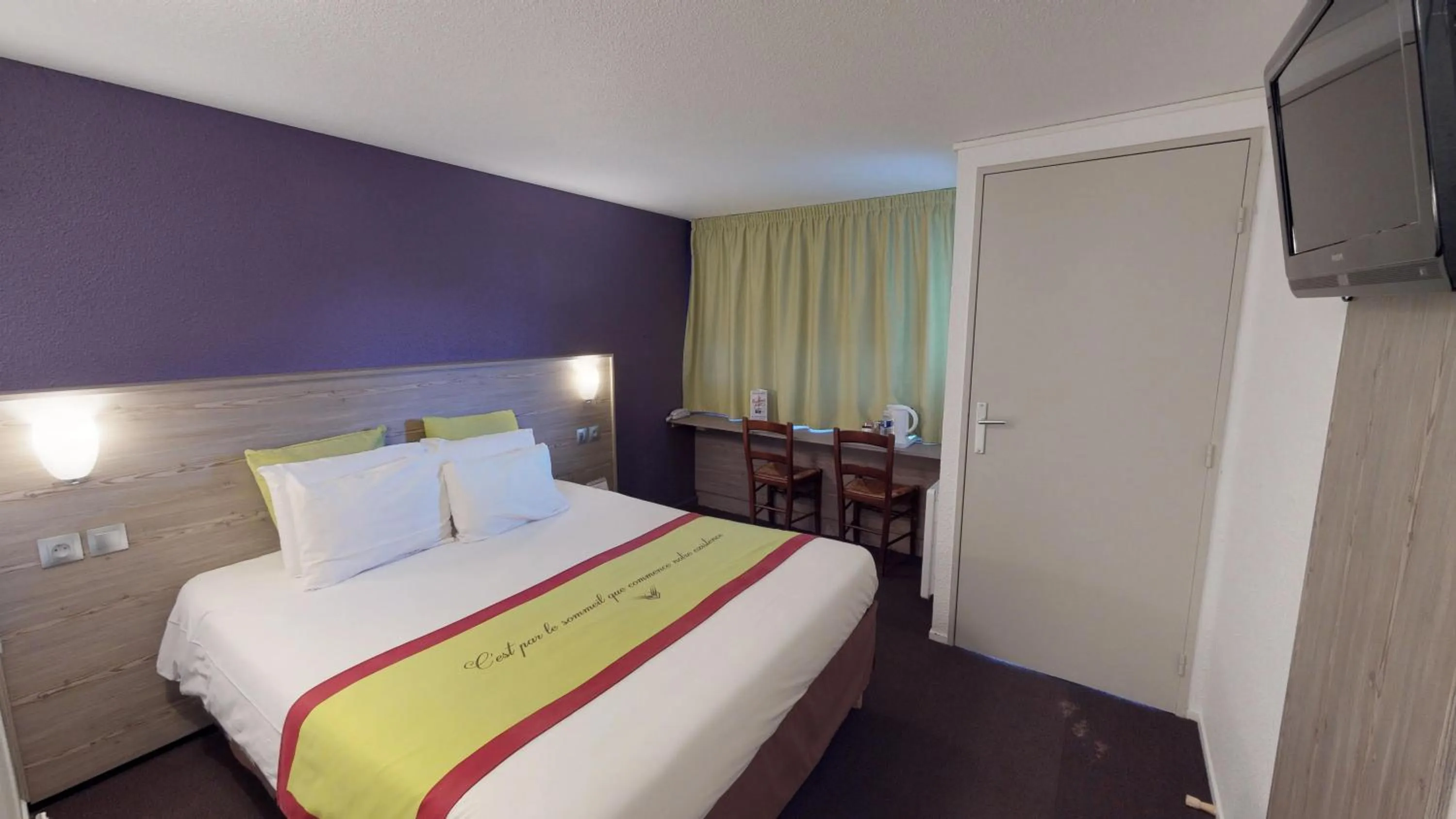 Bedroom, Bed in Kyriad Chantilly Sud - Luzarches