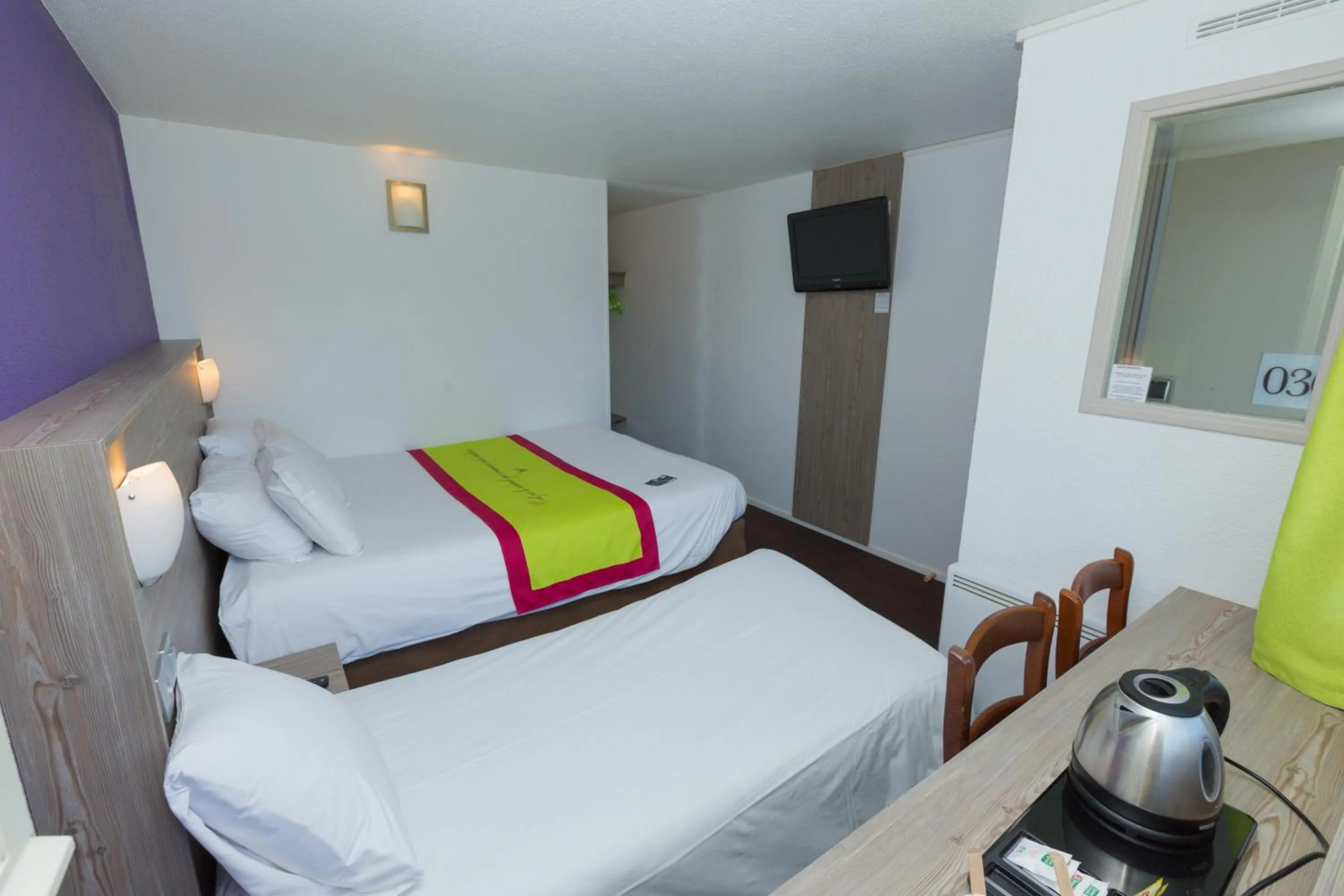 Photo of the whole room, Bed in Kyriad Chantilly Sud - Luzarches