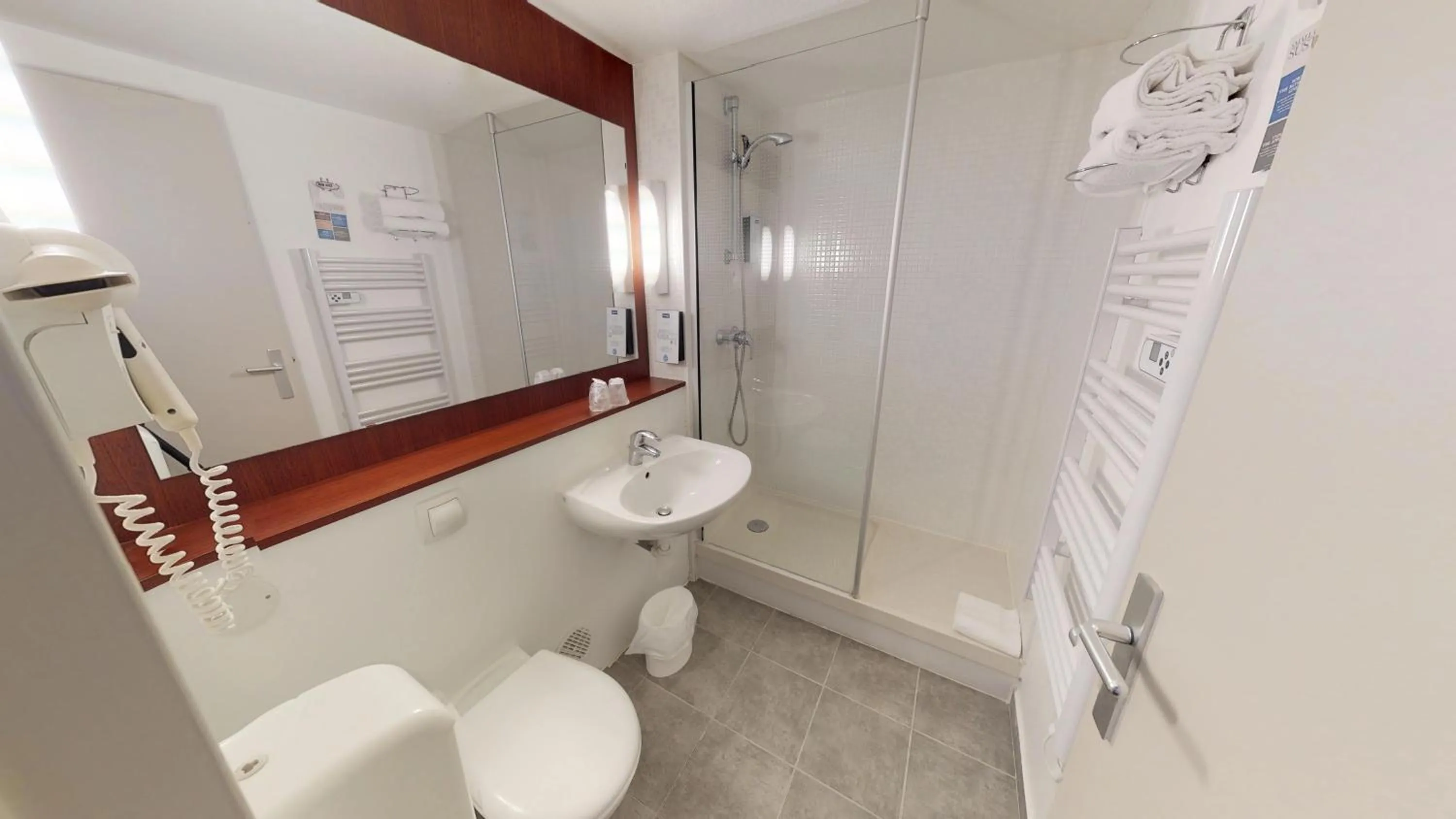 Shower in Kyriad Chantilly Sud - Luzarches