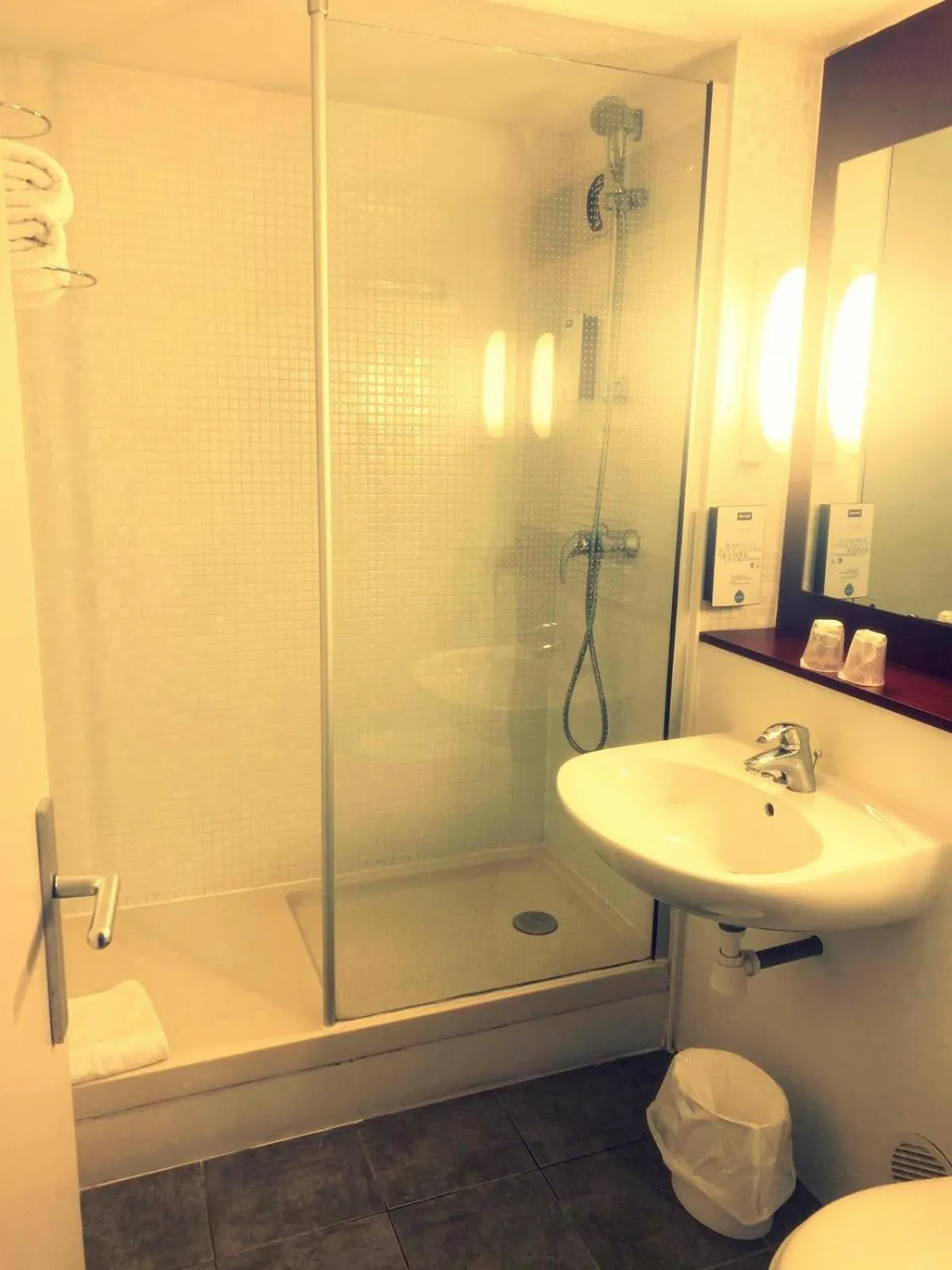 Shower in Kyriad Chantilly Sud - Luzarches