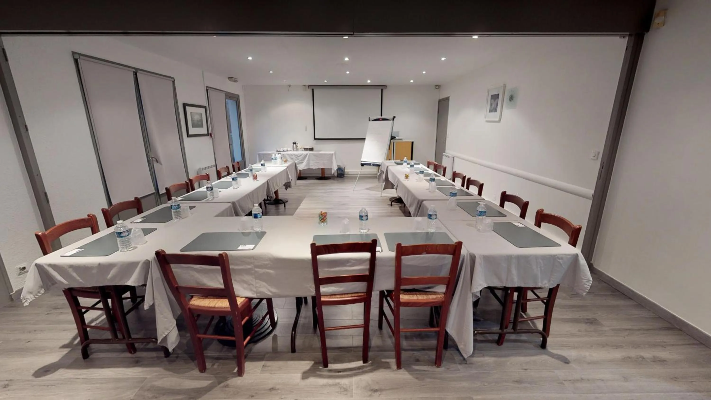 Area and facilities in Kyriad Chantilly Sud - Luzarches