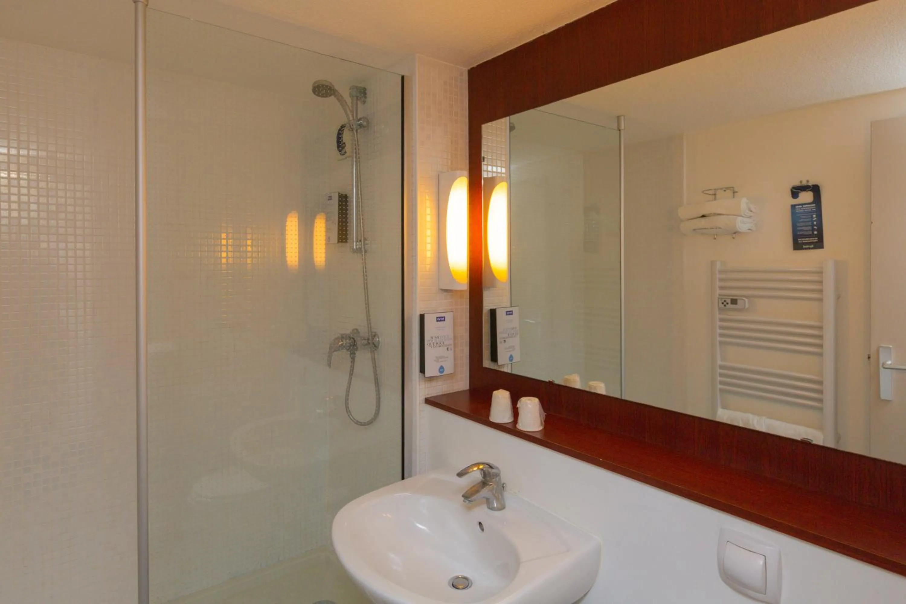 Bathroom in Kyriad Chantilly Sud - Luzarches