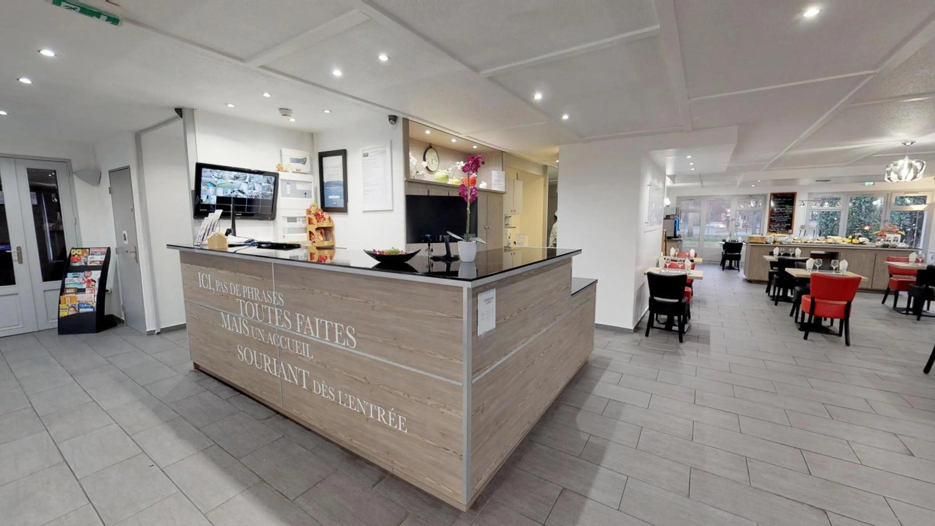 Lobby or reception in Kyriad Chantilly Sud - Luzarches