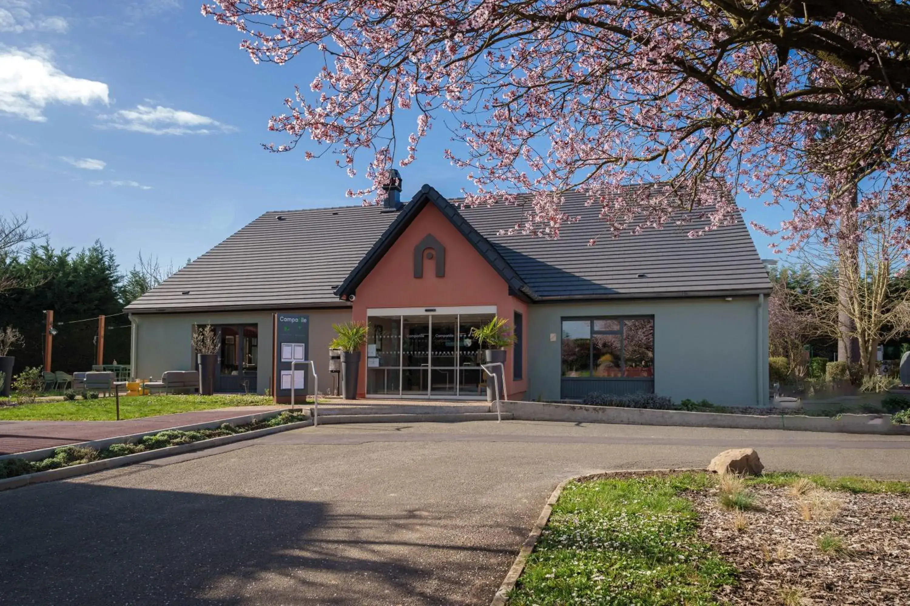 Property building in Campanile NATURE - Paris Ouest Gennevilliers Port Property building in Campanile NATURE - Paris Ouest Gennevilliers Port