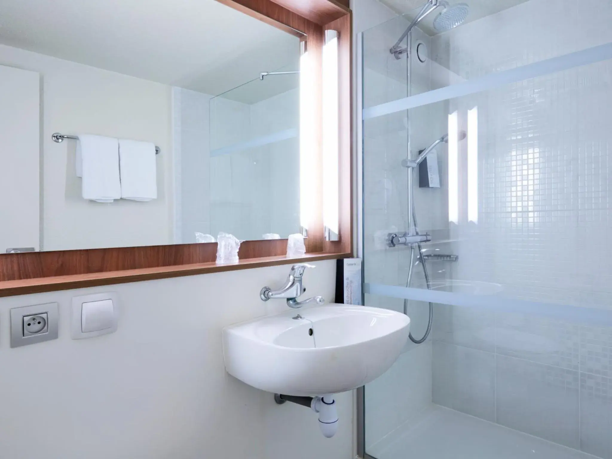 Bathroom in Campanile Paris Ouest - Gennevilliers Port