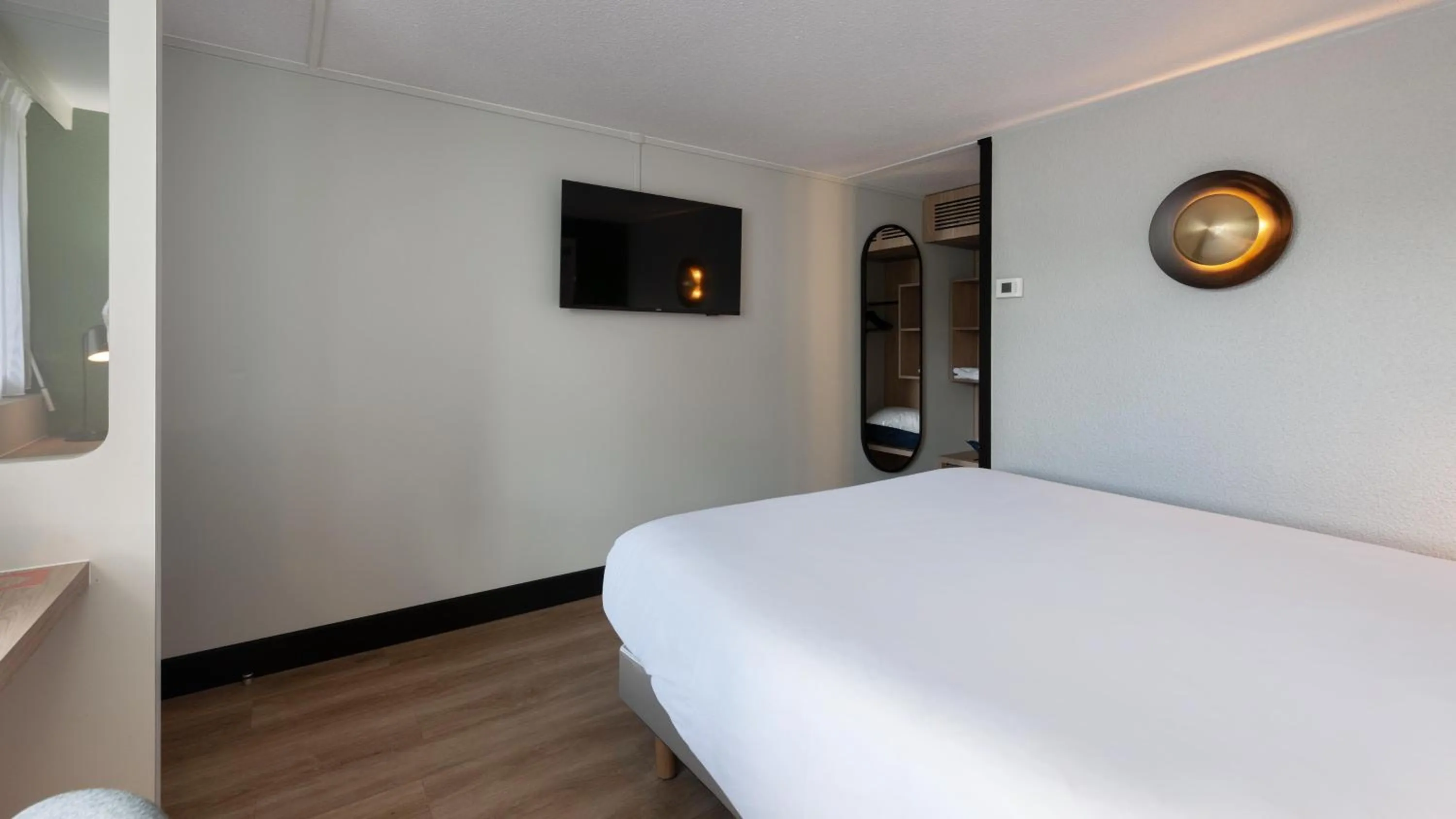 Photo of the whole room, Bed in Campanile NATURE - Epône