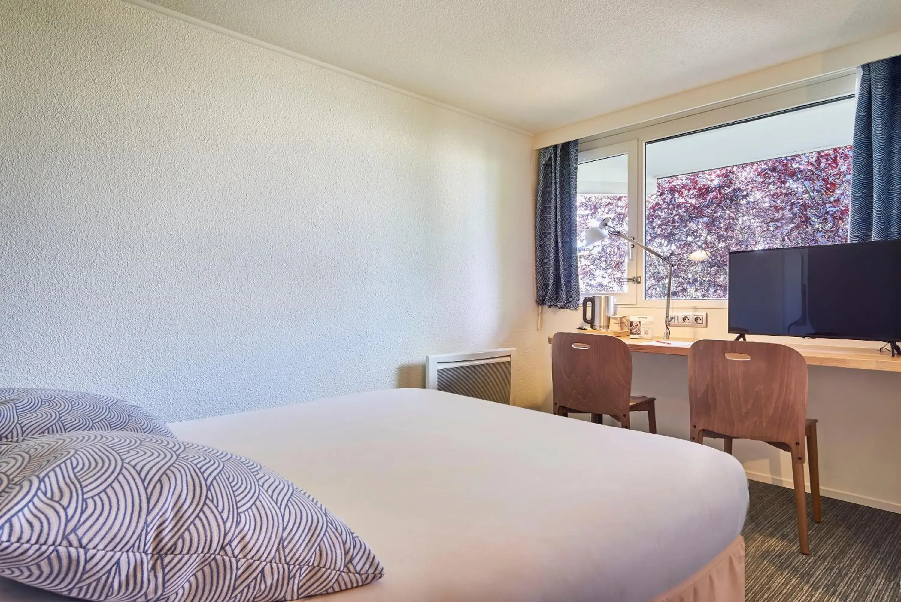 Bed in The Originals City Hôtel La Verrière-Yvelines Bed in The Originals City Hôtel La Verrière-Yvelines