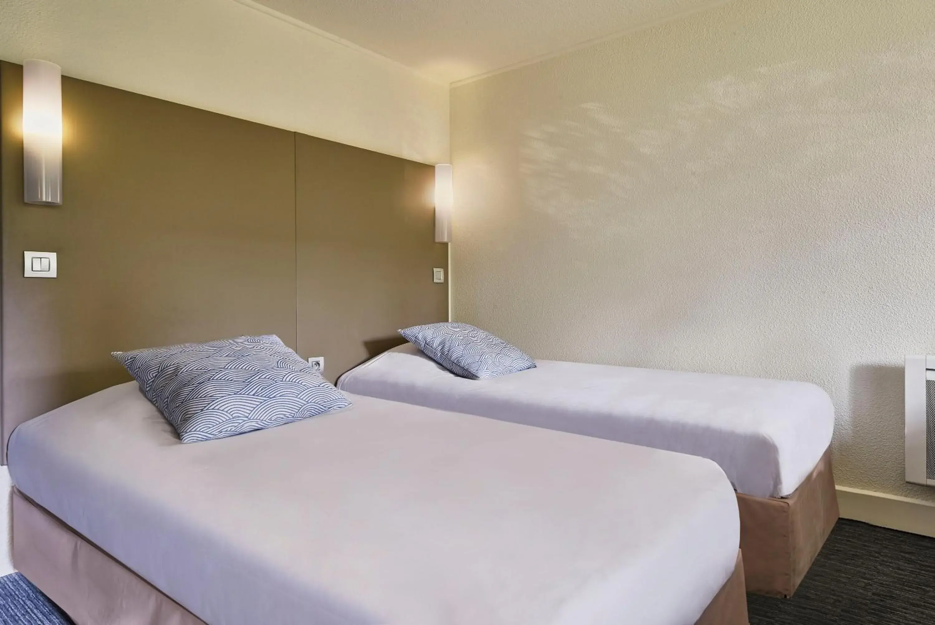 Bed in The Originals City Hôtel La Verrière-Yvelines Bed in The Originals City Hôtel La Verrière-Yvelines