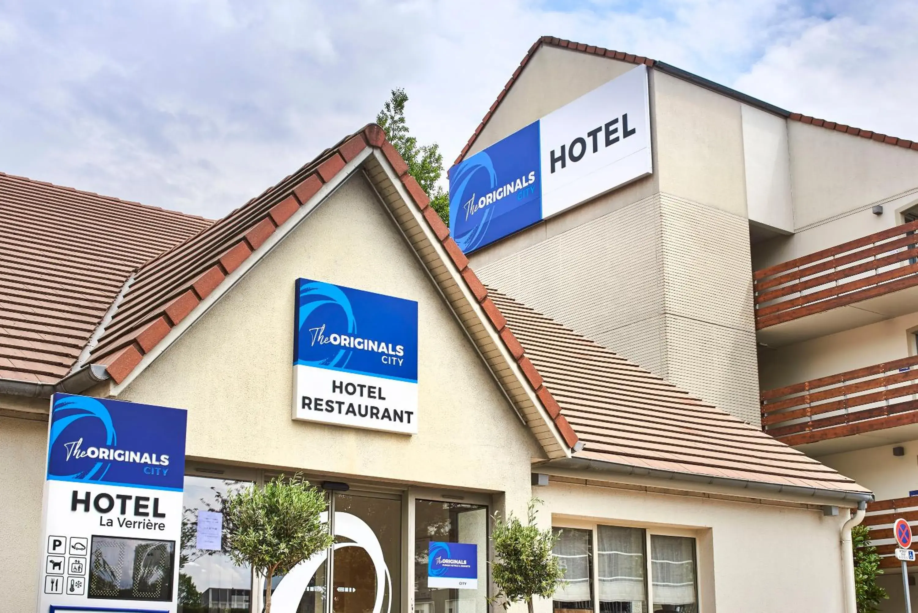 Property building in The Originals City Hôtel La Verrière-Yvelines Property building in The Originals City Hôtel La Verrière-Yvelines