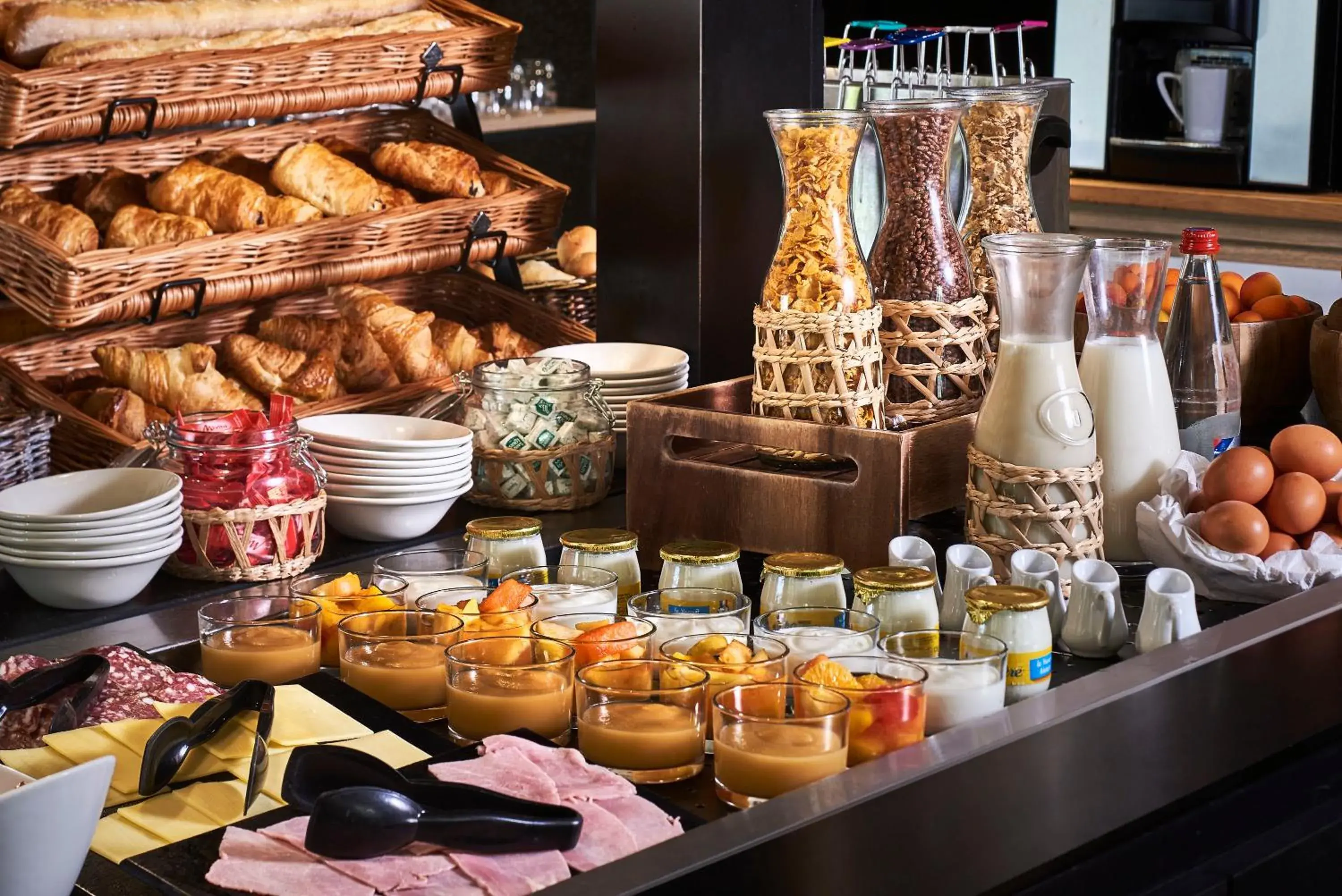 Breakfast in The Originals City Hôtel La Verrière-Yvelines Breakfast in The Originals City Hôtel La Verrière-Yvelines