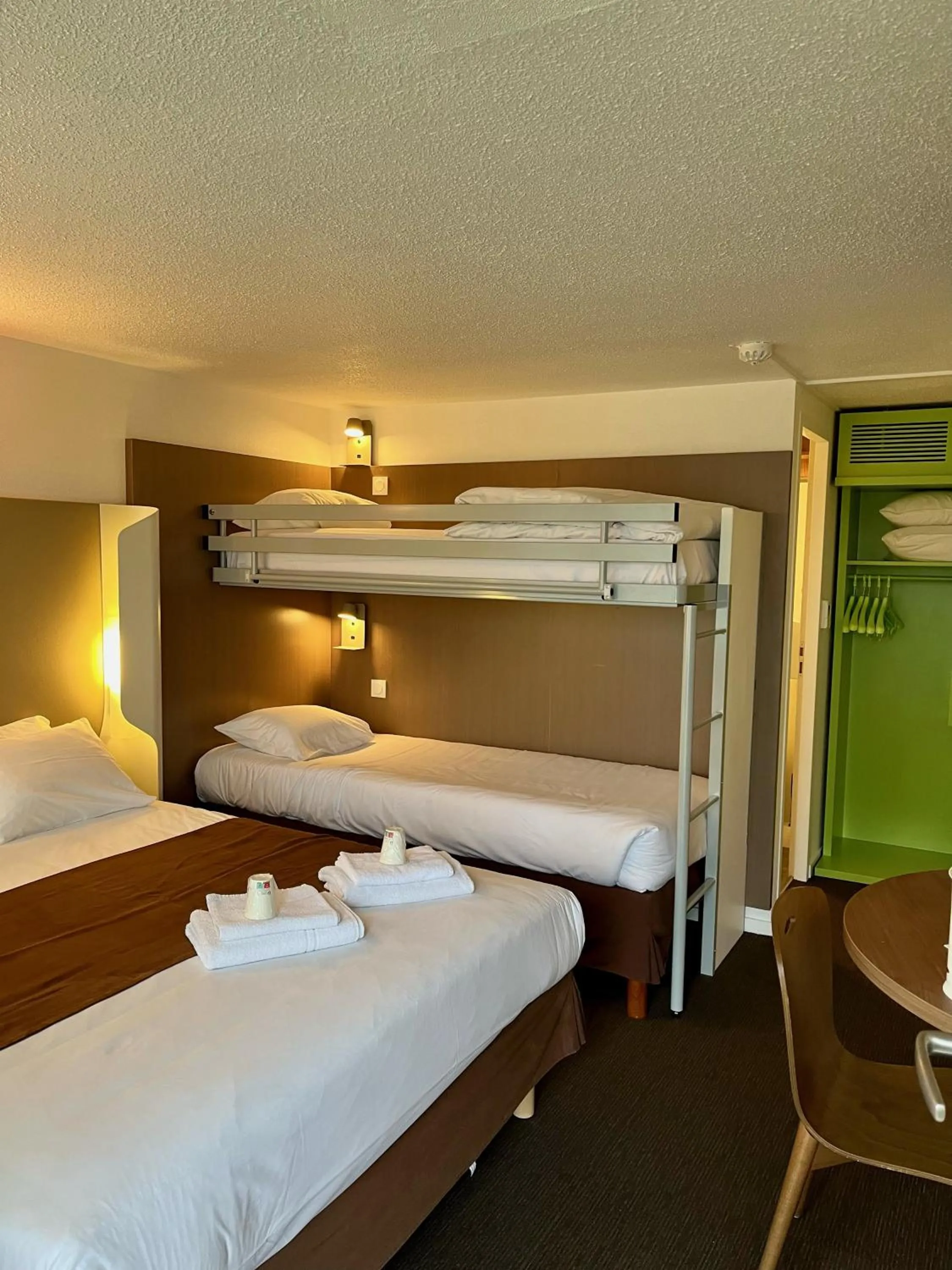 Bedroom, Bed in Campanile Troyes Sud - Buchères