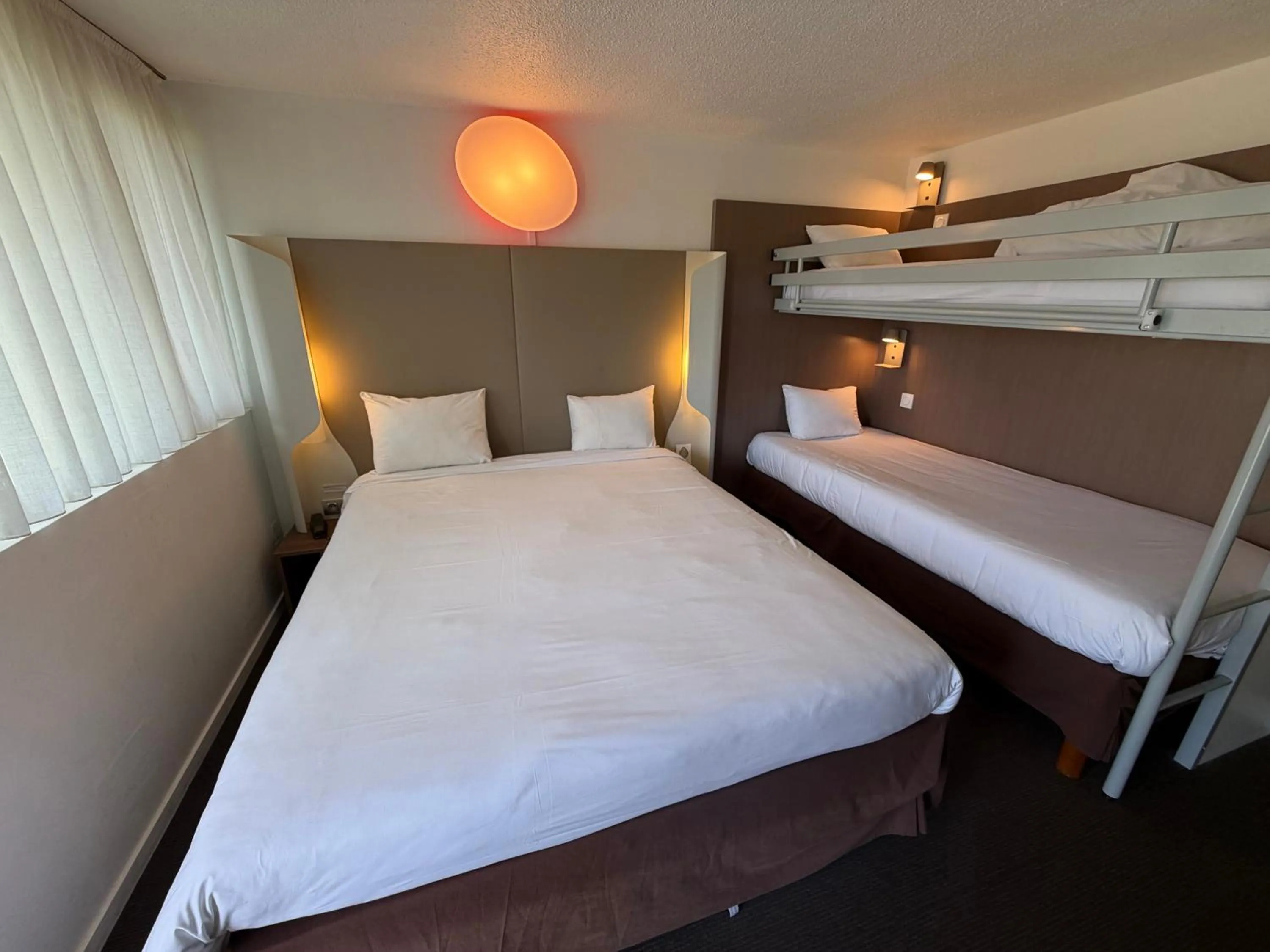 Bedroom, Bed in Campanile Troyes Sud - Buchères