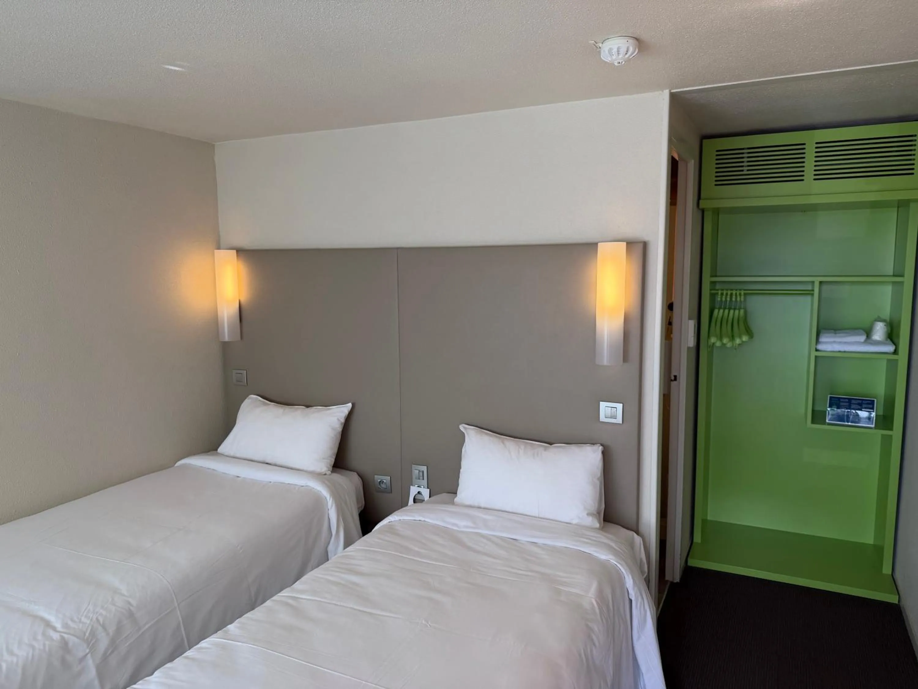 Bedroom, Bed in Campanile Troyes Sud - Buchères