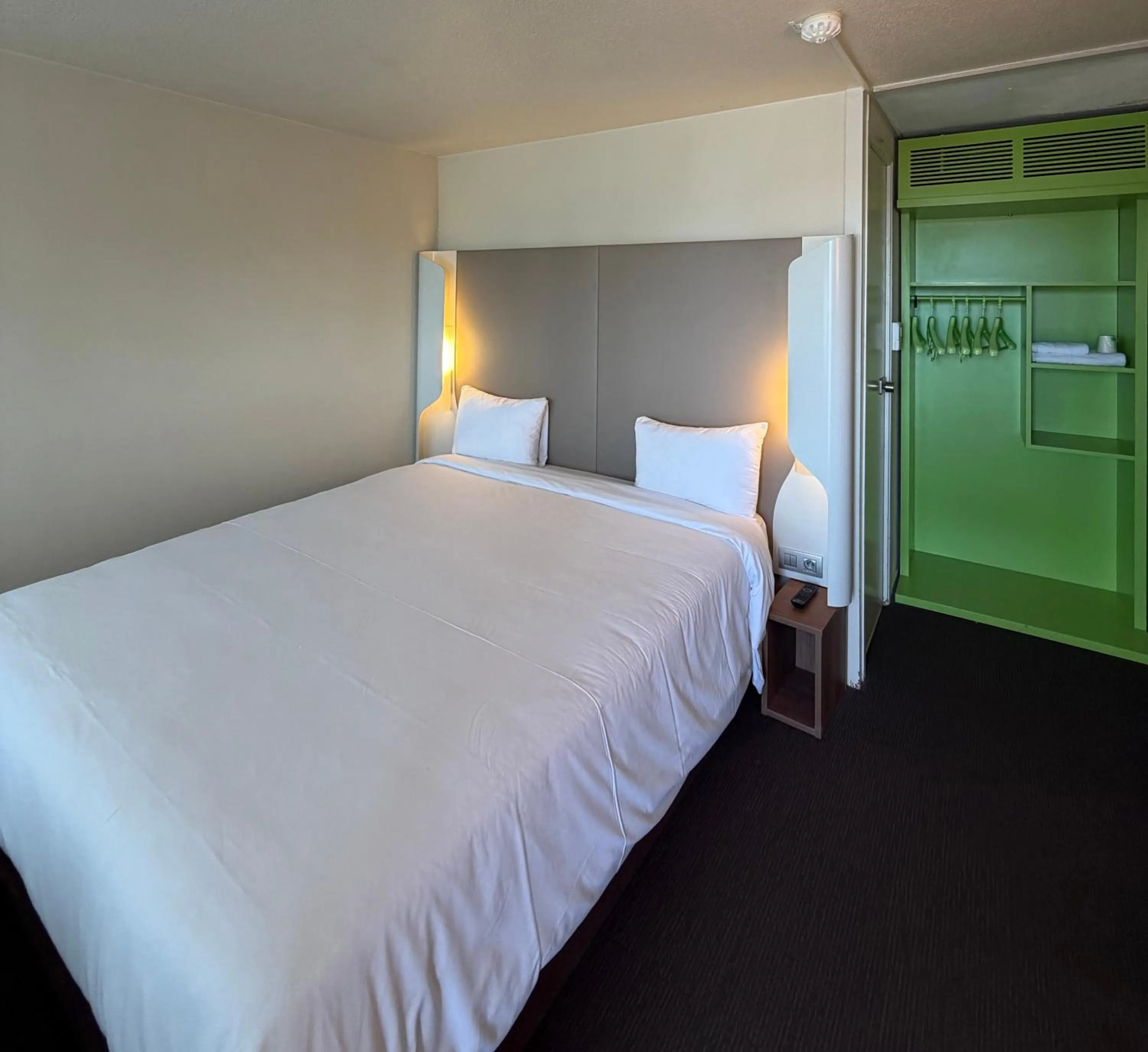 Bedroom, Bed in Campanile Troyes Sud - Buchères