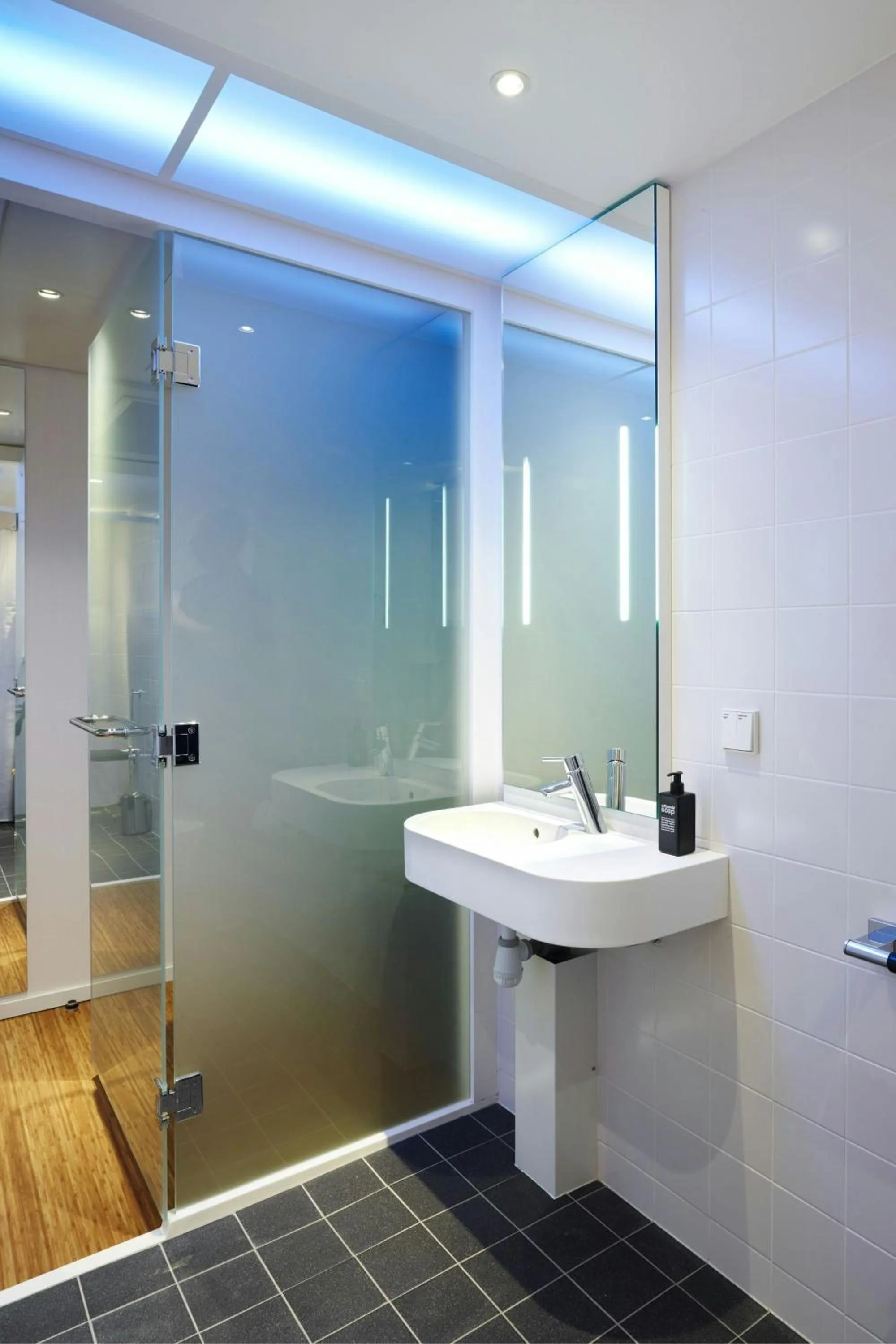 Bedroom in citizenM Paris La Défense