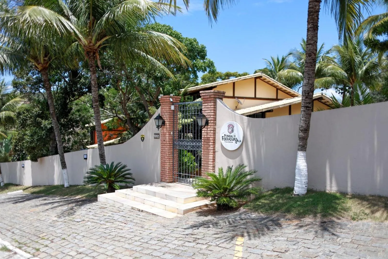 Facade/entrance in Pontal da Ferradura