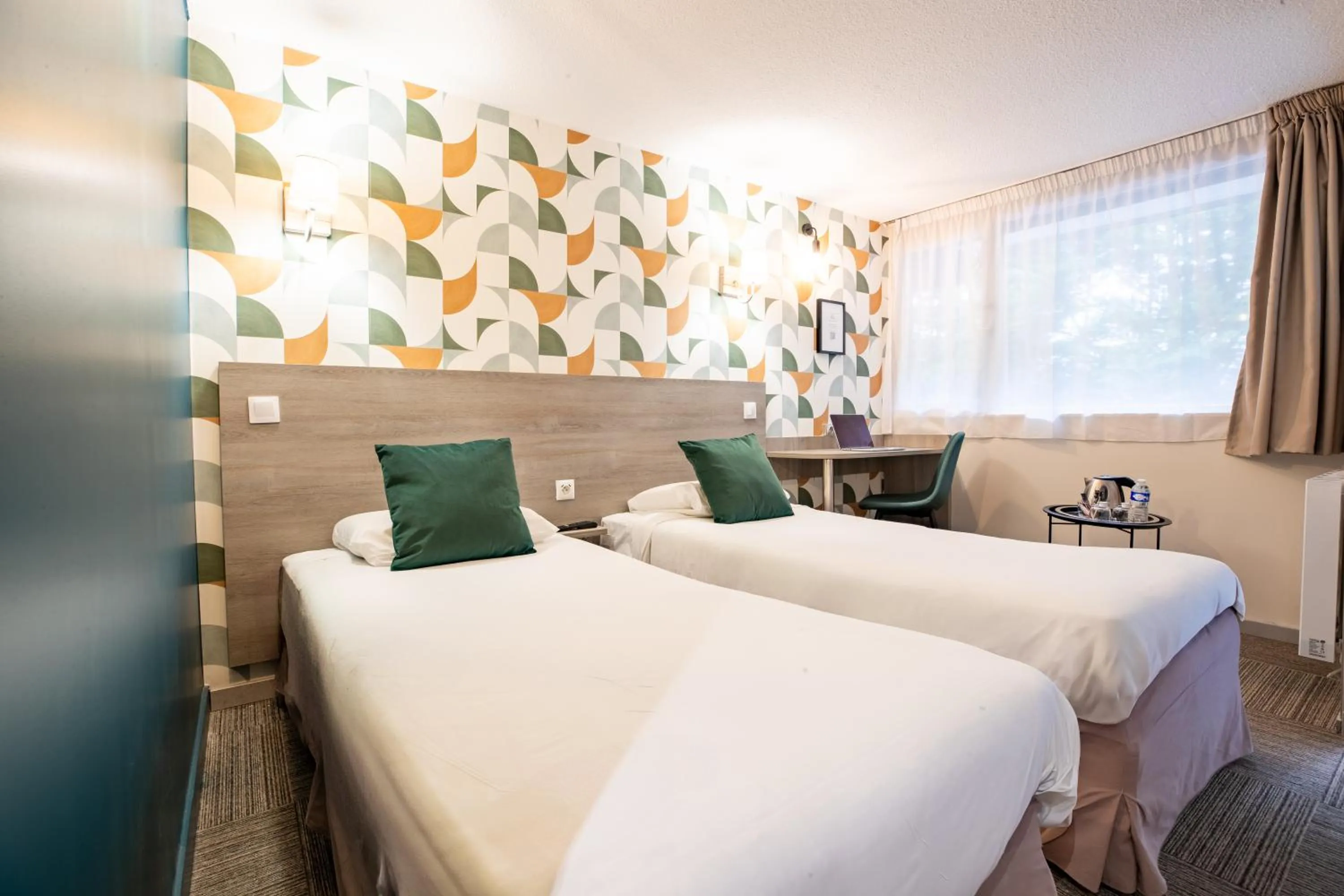 Bedroom, Bed in Kyriad Valenciennes Sud - Rouvignies