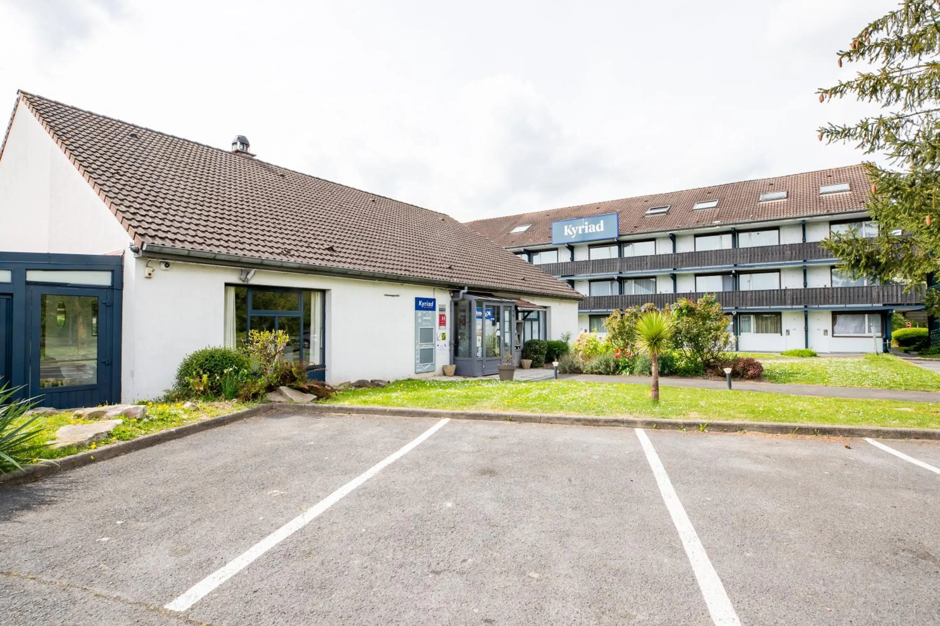 Property building in Kyriad Valenciennes Sud - Rouvignies