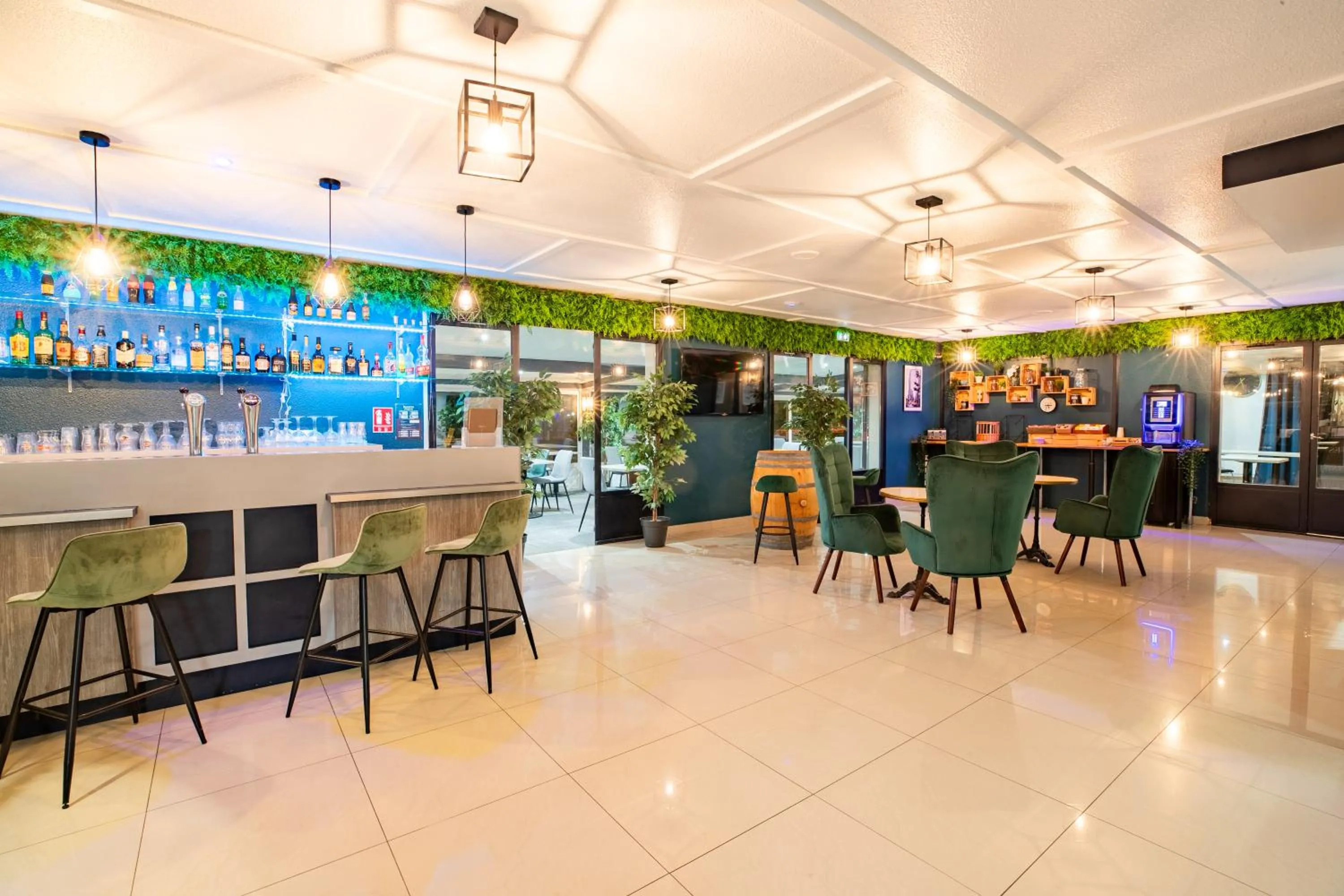 Lounge or bar in Kyriad Valenciennes Sud - Rouvignies