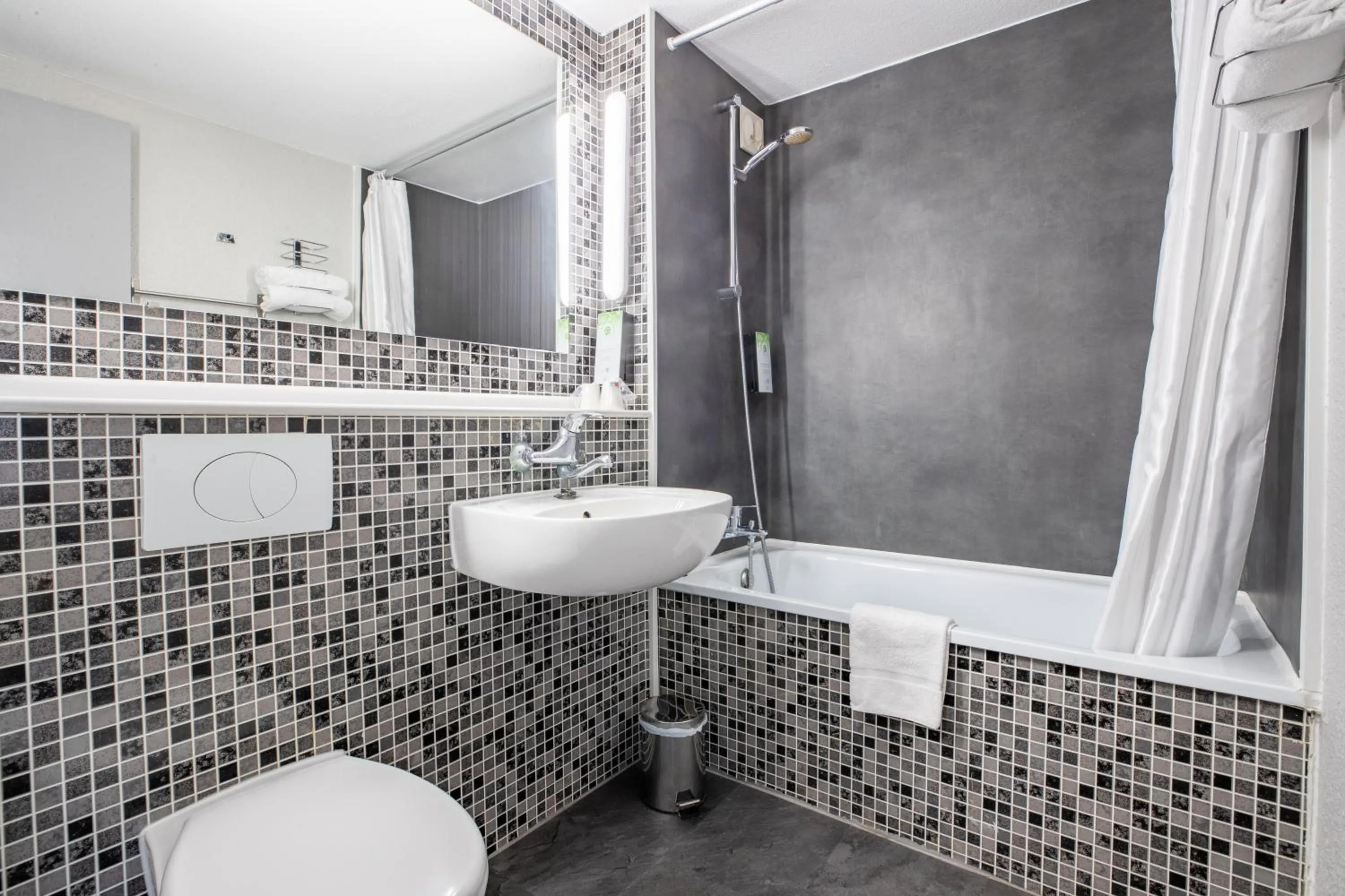 Bathroom in Kyriad Valenciennes Sud - Rouvignies