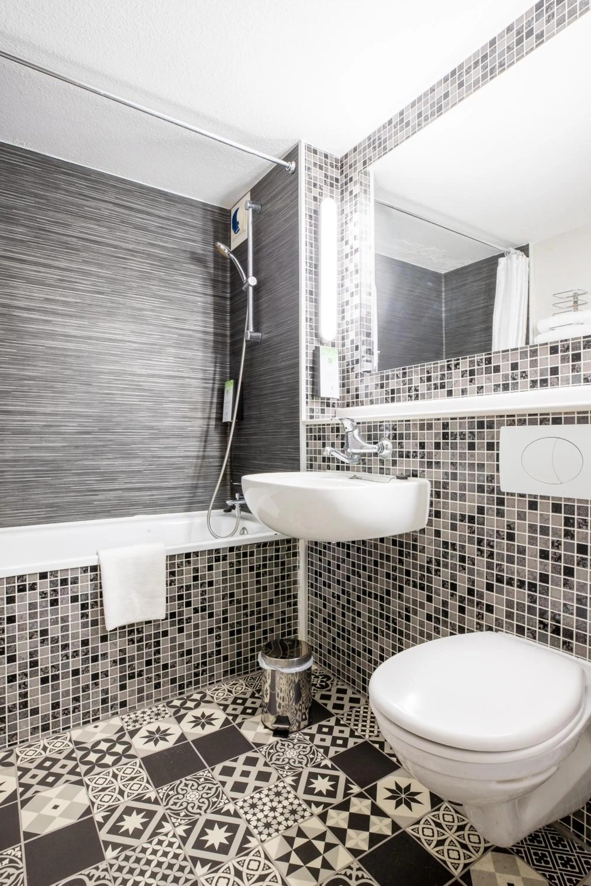 Bathroom in Kyriad Valenciennes Sud - Rouvignies