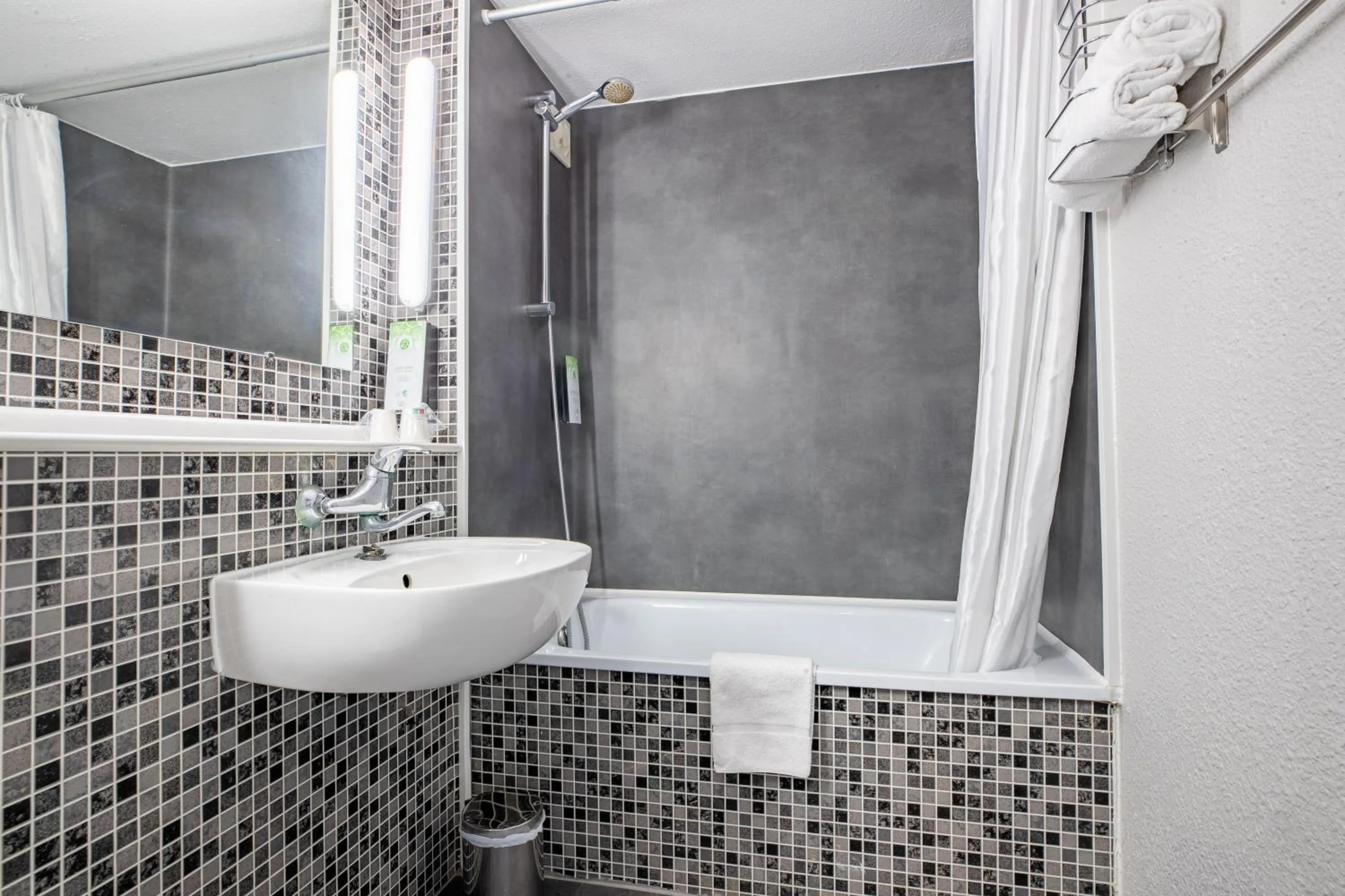 Bathroom in Kyriad Valenciennes Sud - Rouvignies