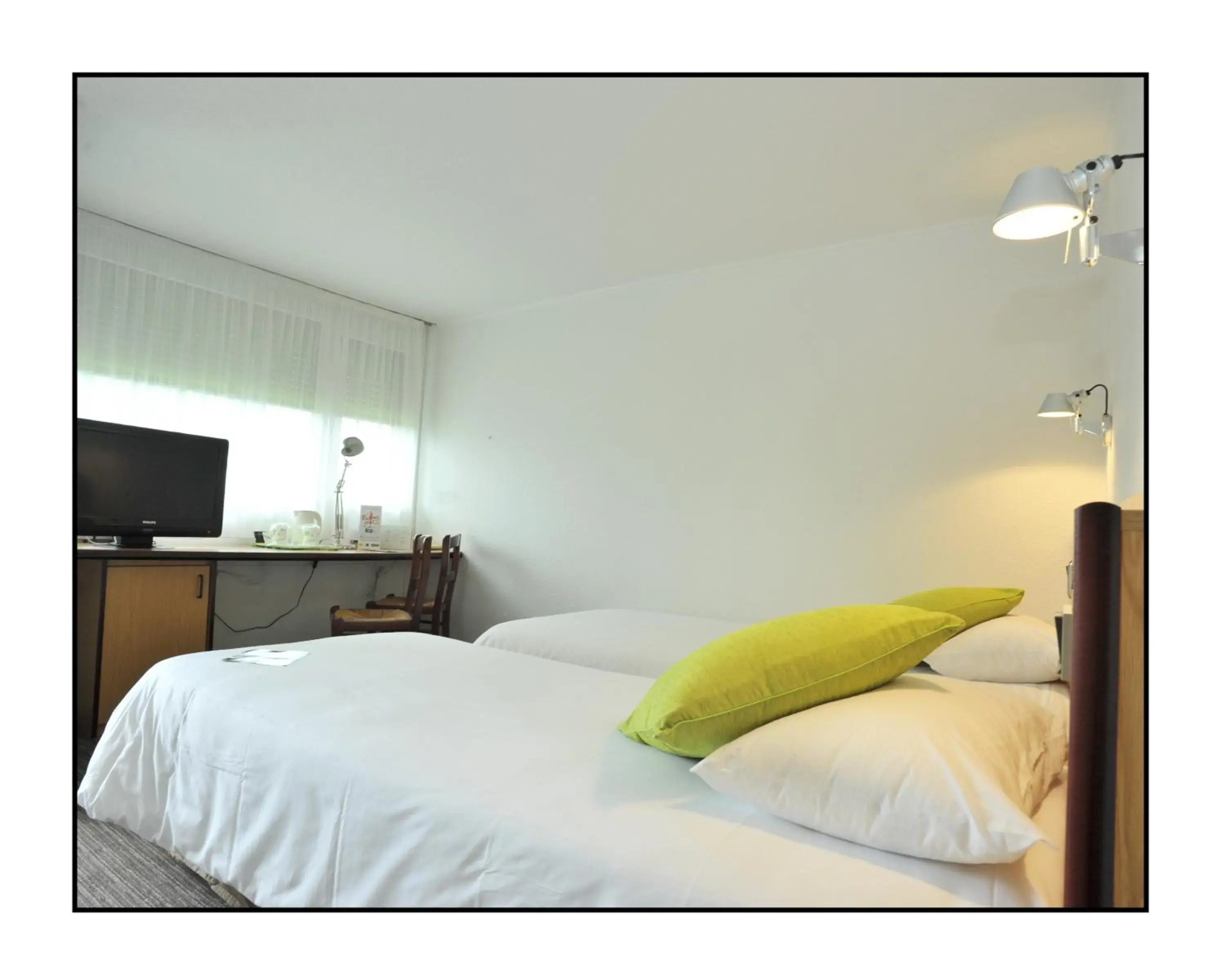 Photo of the whole room, Bed in Kyriad Châlons-En-Champagne - Saint-Martin Photo of the whole room, Bed in Kyriad Châlons-En-Champagne - Saint-Martin