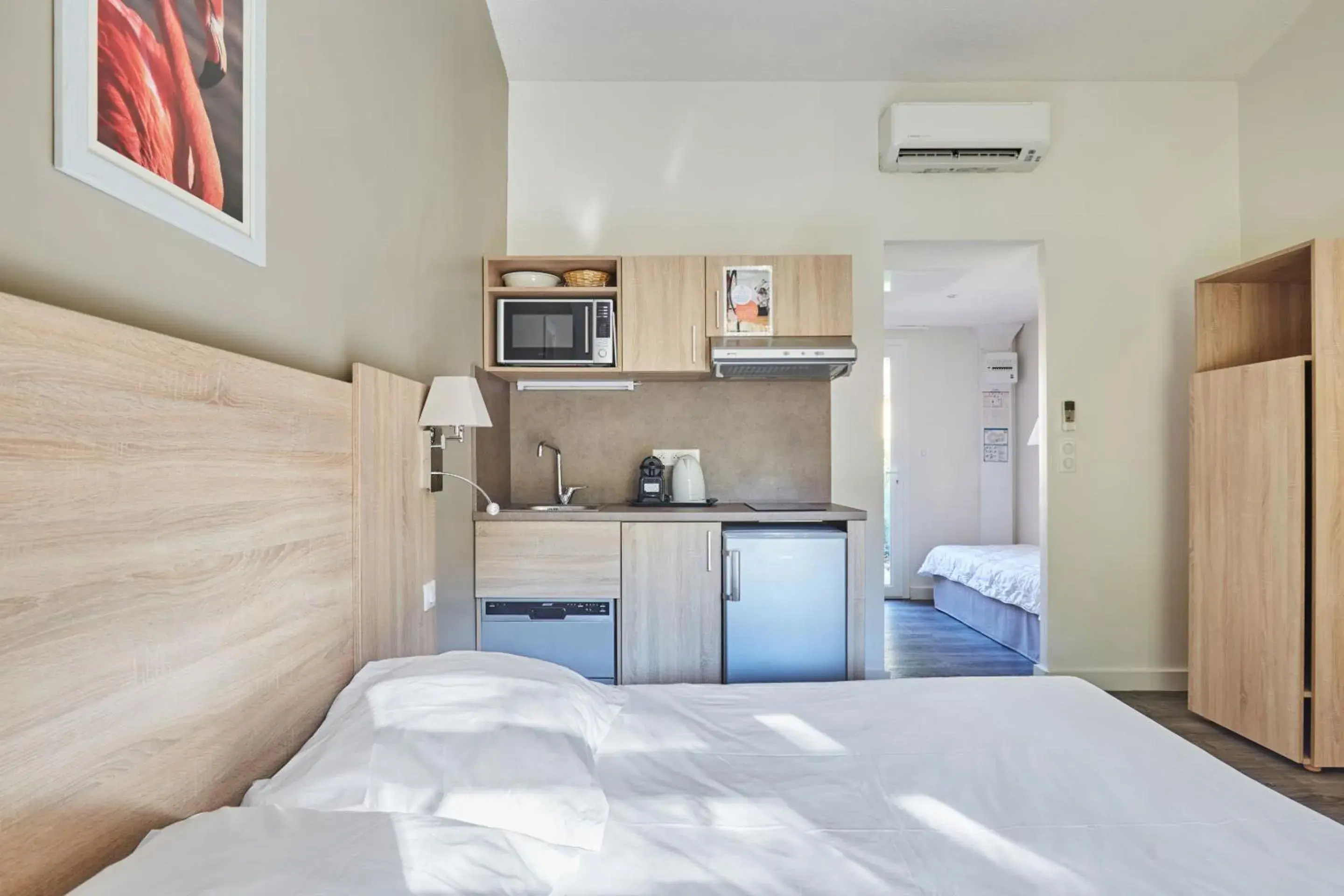 Kitchen or kitchenette, Bed in Résidence Odalys Le Village Camarguais Les Gardians Kitchen or kitchenette, Bed in Résidence Odalys Le Village Camarguais Les Gardians