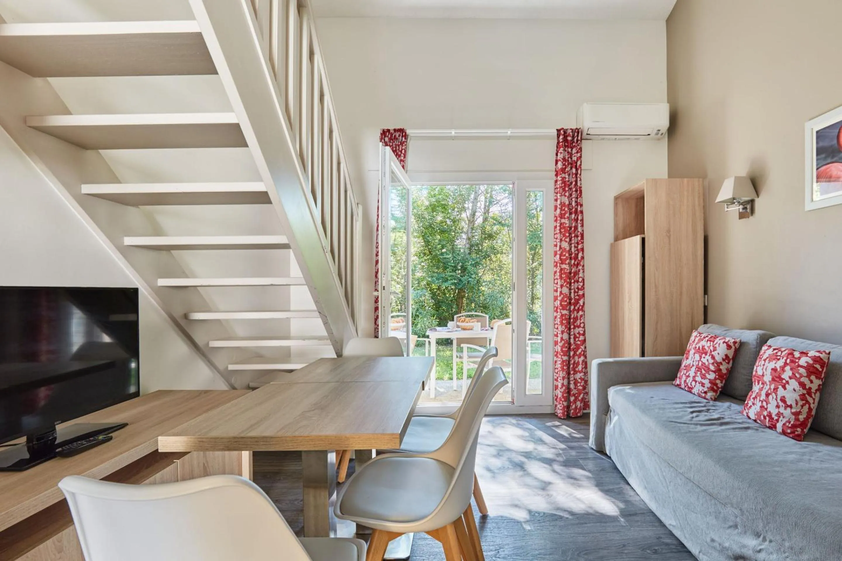 Dining area in Résidence Odalys Le Village Camarguais Les Gardians