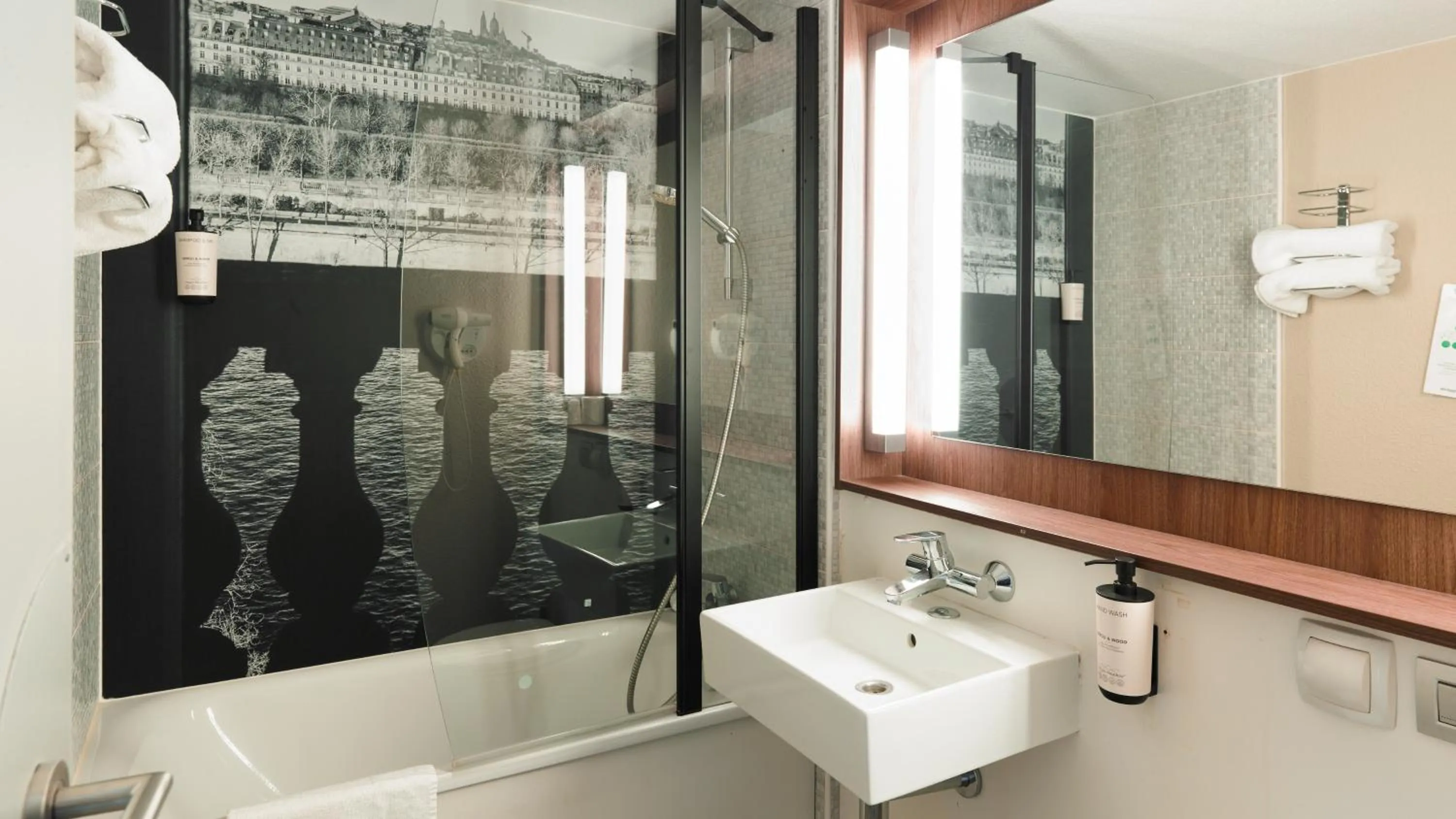 Bathroom in Campanile NATURE - Sannois Ermont