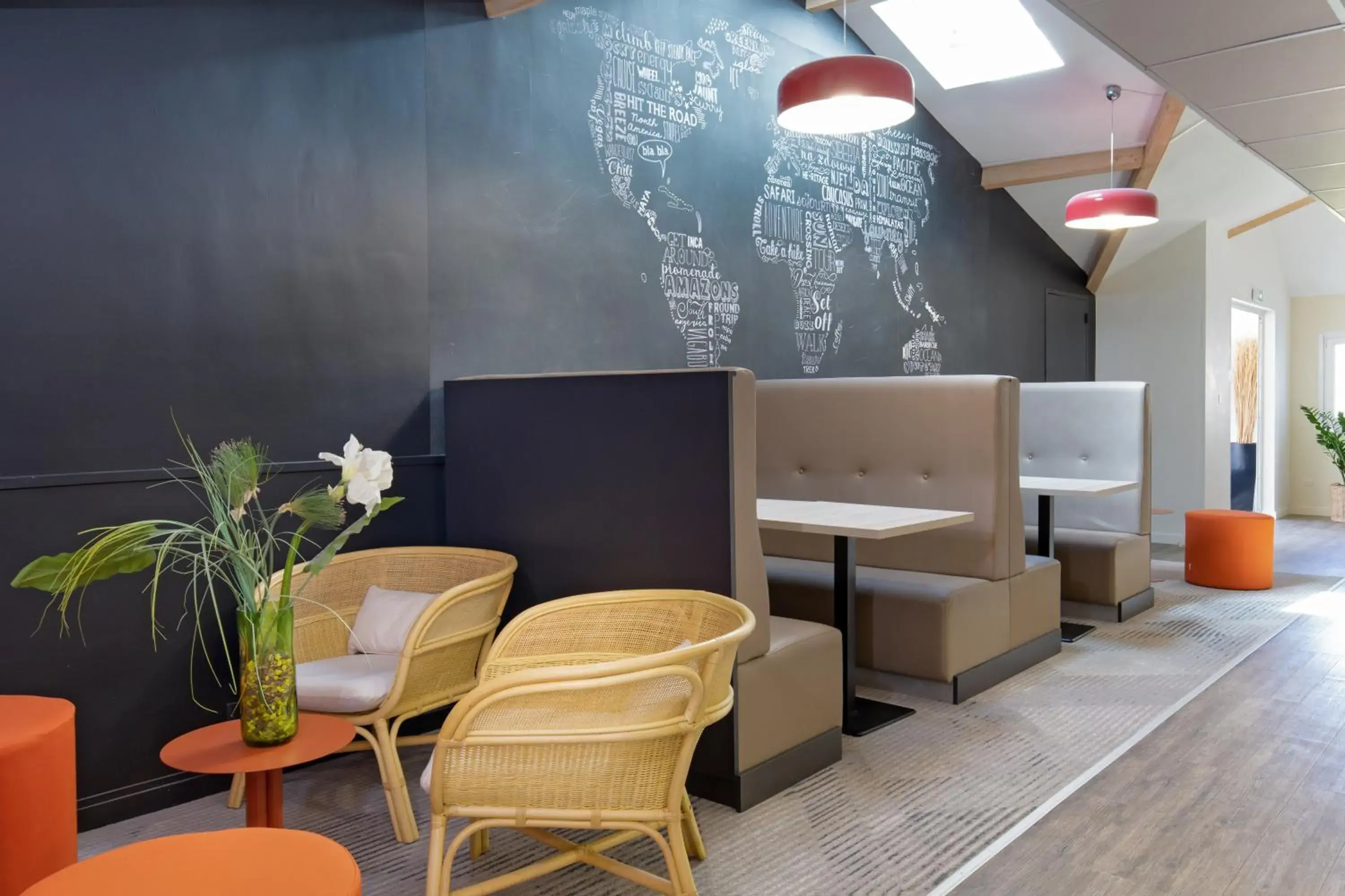 Lounge or bar in KYRIAD MARSEILLE EST - Aubagne Gémenos Lounge or bar in KYRIAD MARSEILLE EST - Aubagne Gémenos