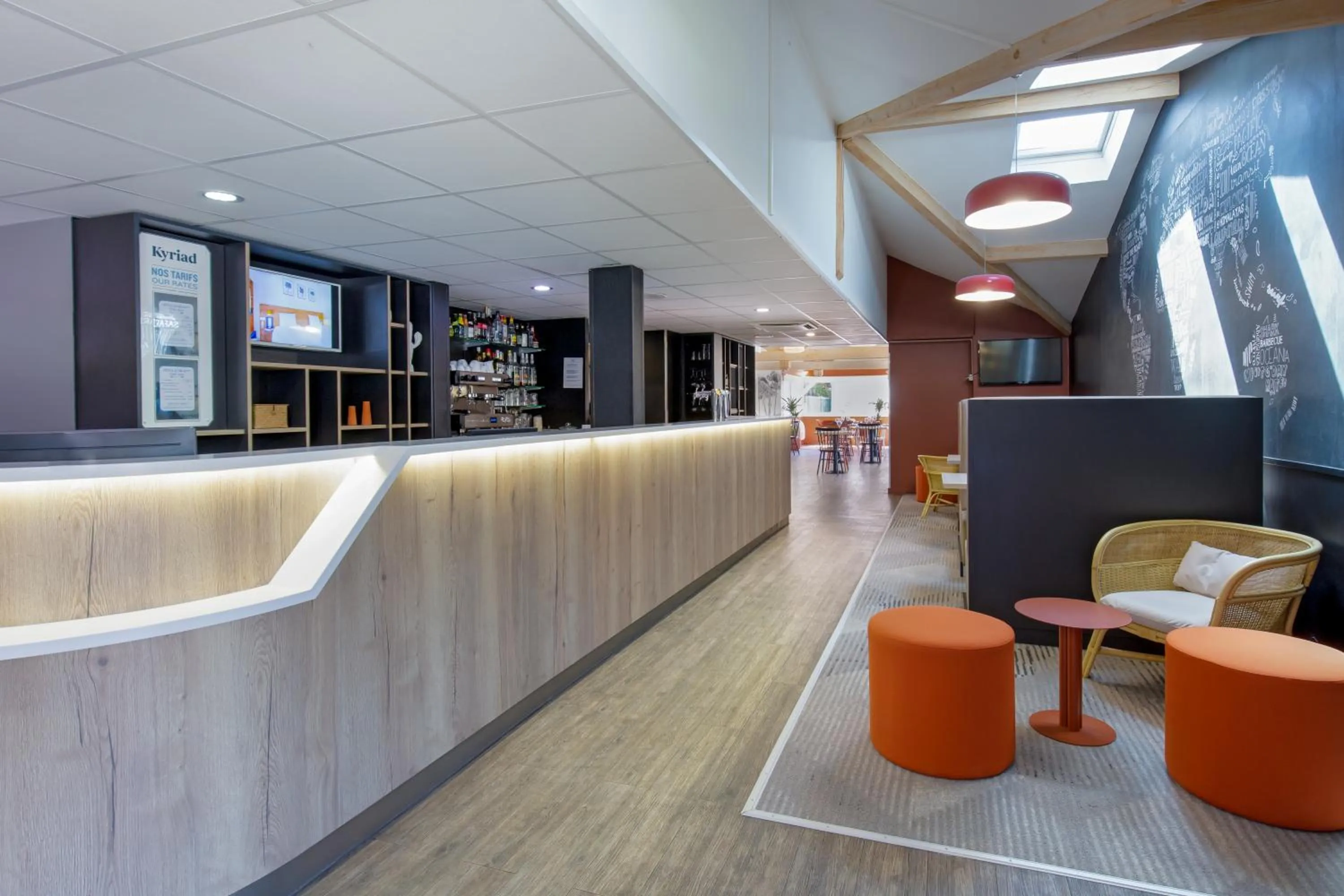 Lounge or bar in KYRIAD MARSEILLE EST - Aubagne Gémenos