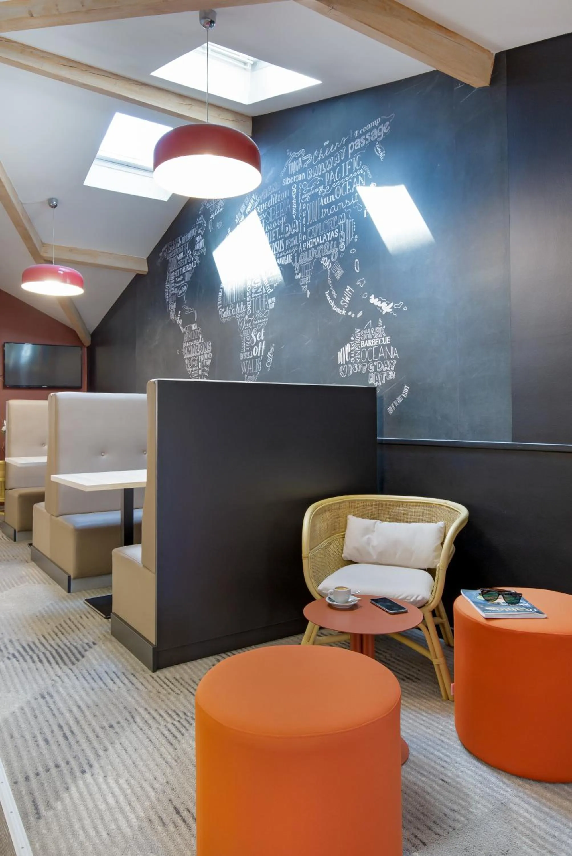 Lounge or bar in KYRIAD MARSEILLE EST - Aubagne Gémenos